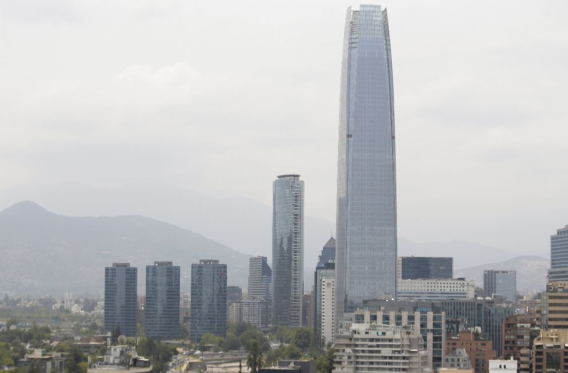 Vista panorámica de la ciudad de Santiago, Chile, donde el humo de los graves incendios de Australia llegó a esta urbe. (Foto Prensa Libre: EFE).  