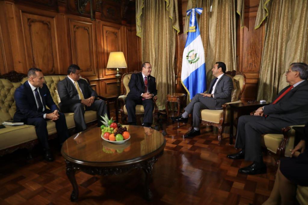 El mandatario Jimmy Morales y el presidente electo Alejandro Giammattei empezaron el proceso de transición en agosto del 2019,días después de la segunda vuelta electoral. (Foto, Prensa Libre: Hemeroteca PL).