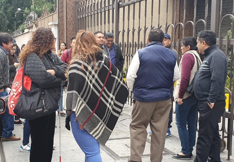 Empleados del Mides se manifiestan frente a la sede de la institución. (Foto Prensa Libre: La Red). 