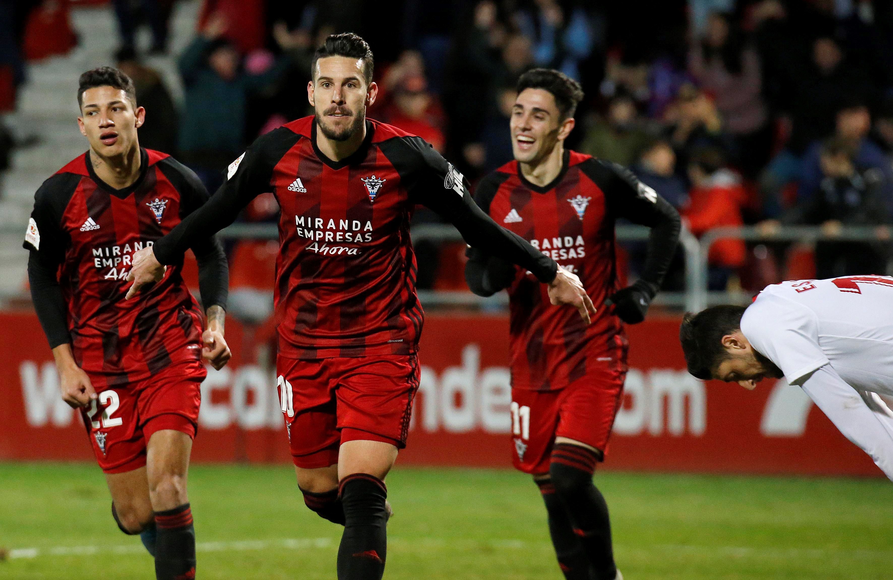 El centrocampista del Mirandés Álvaro Rey (2-i) celebra tras marcar el tercer gol ante el Sevilla. (Foto Prensa Libre: EFE)