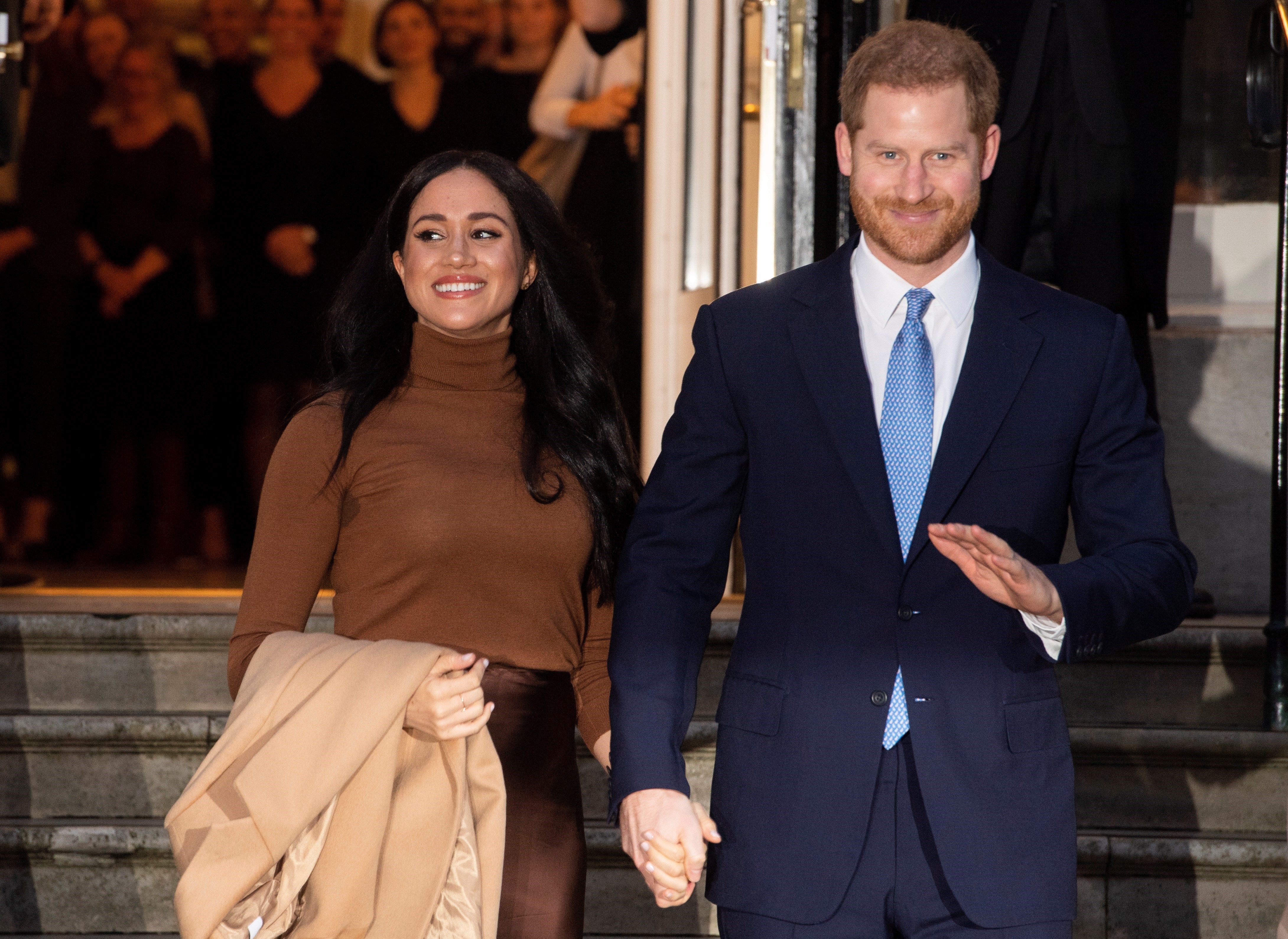 Los duques de Sussex, Enrique y Meghan, desean repartir su tiempo entre el Reino Unido y Norteamérica. (Foto Prensa Libre: EFE/ FACUNDO ARRIZABALAGA).