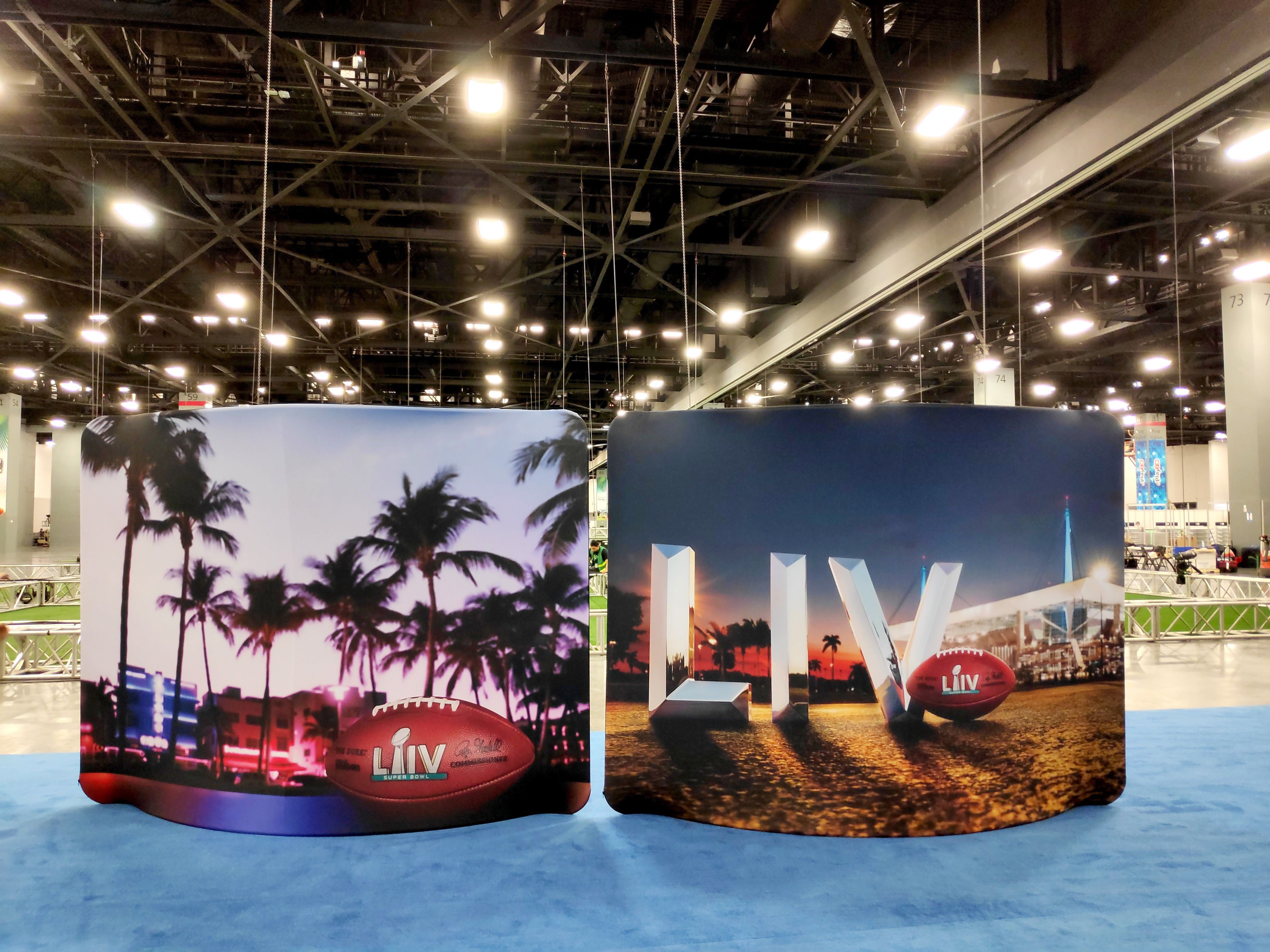 Vista de dos carteles que anuncian el 54 Super Bowl desplegados de este lunes en el Centro de Convenciones de Miami Beach, Florida. (Foto Prensa Libre: EFE)