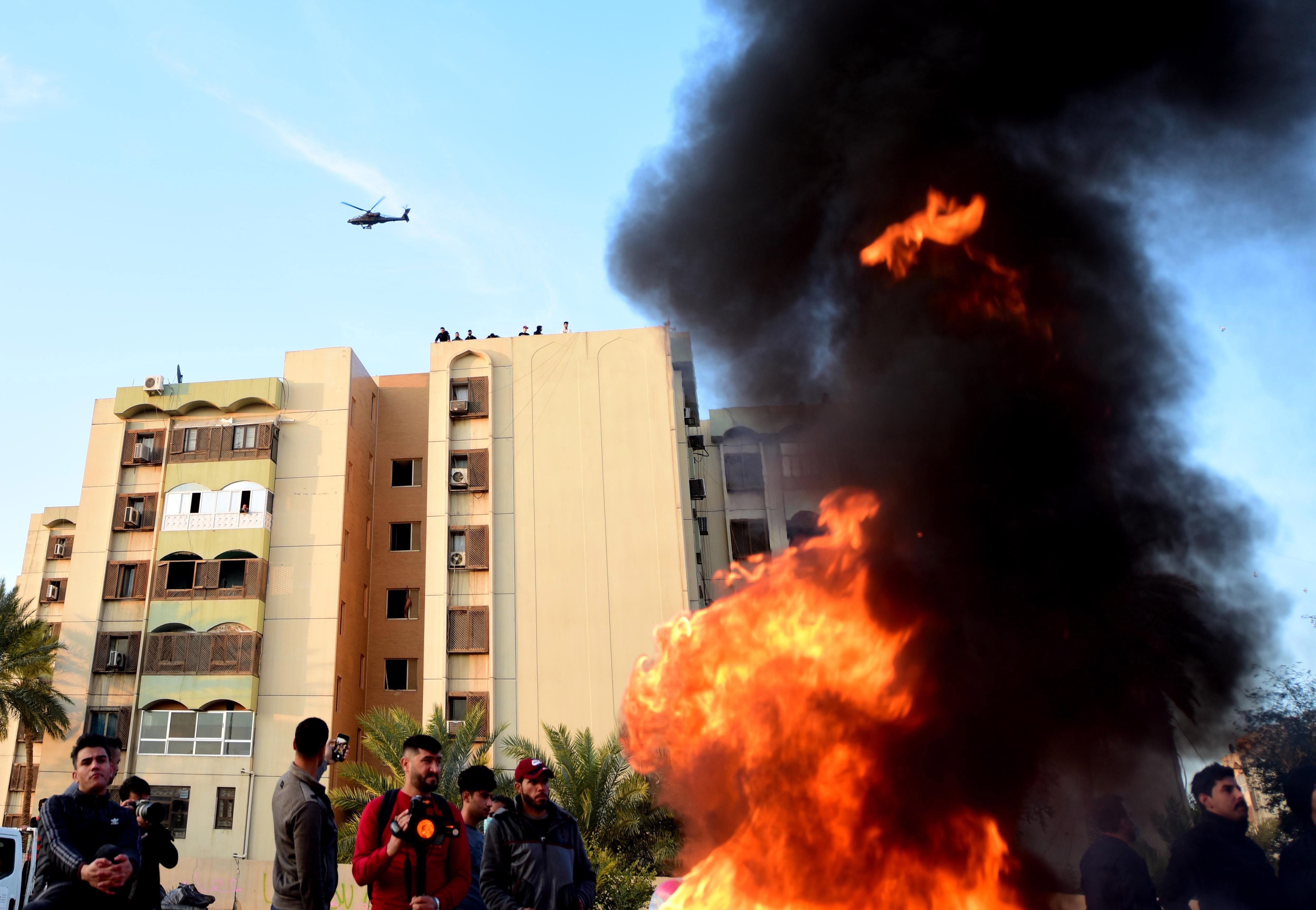 Manifestación contra EE. UU. en la Embajada de ese país en Bagdad, Irak. (Foto Prensa Libre: EFE)