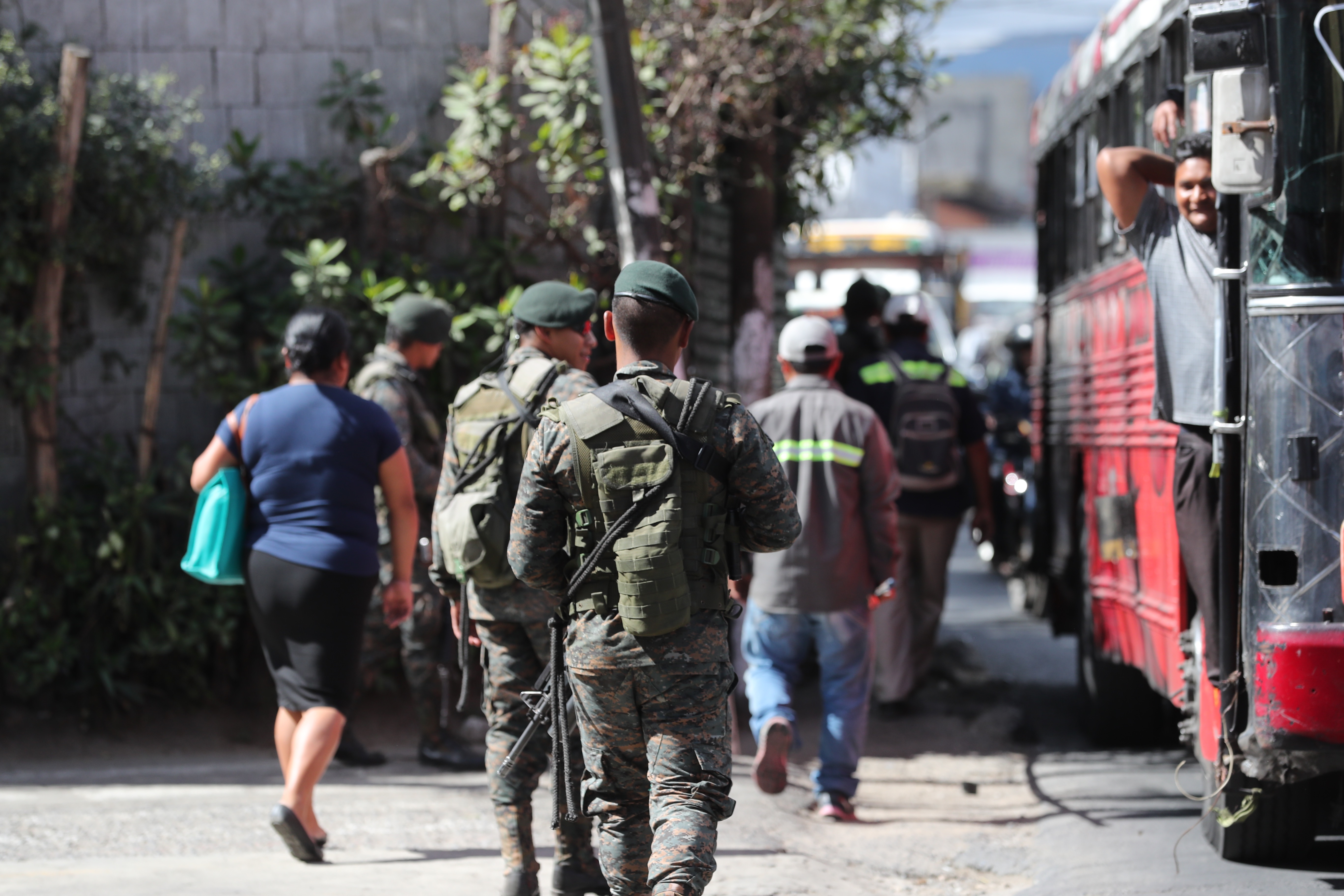 Autoridades participan en tareas de seguridad dentro del estado de Prevención. (Foto Prensa Libre: Érick Ávila)