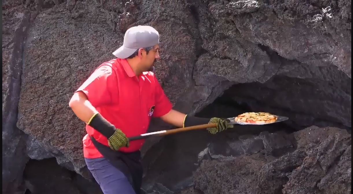 David García hornea su pizza en las cavernas que se han formado cerca al cráter del volcán Pacaya. (Foto Prensa Libre: Cortesía)