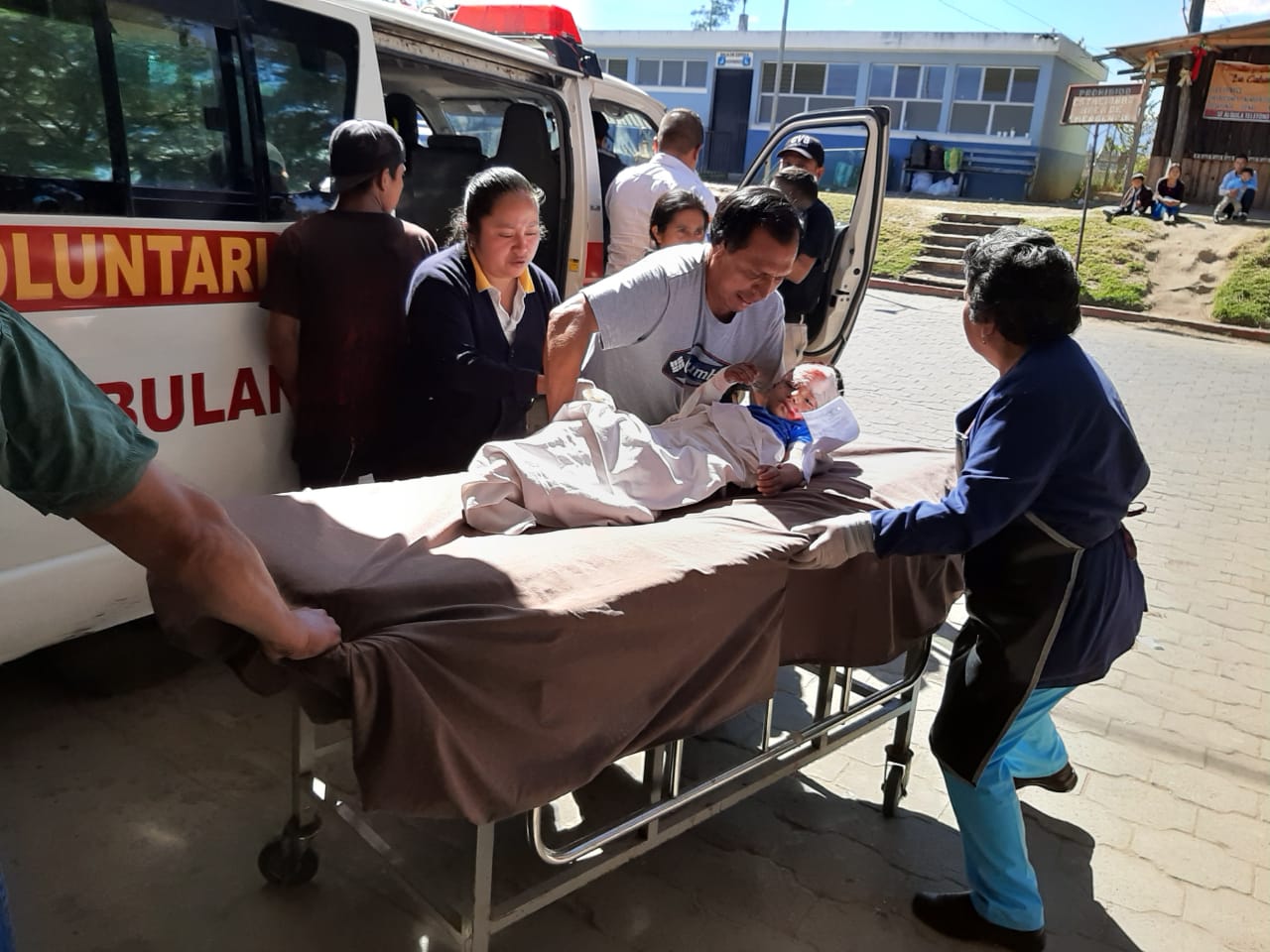 Niño es trasladado hacia el Hospital Regional de Quiché, por su estado delicado de salud luego del accidente,  (Foto Prensa Libre: Héctor Cordero)