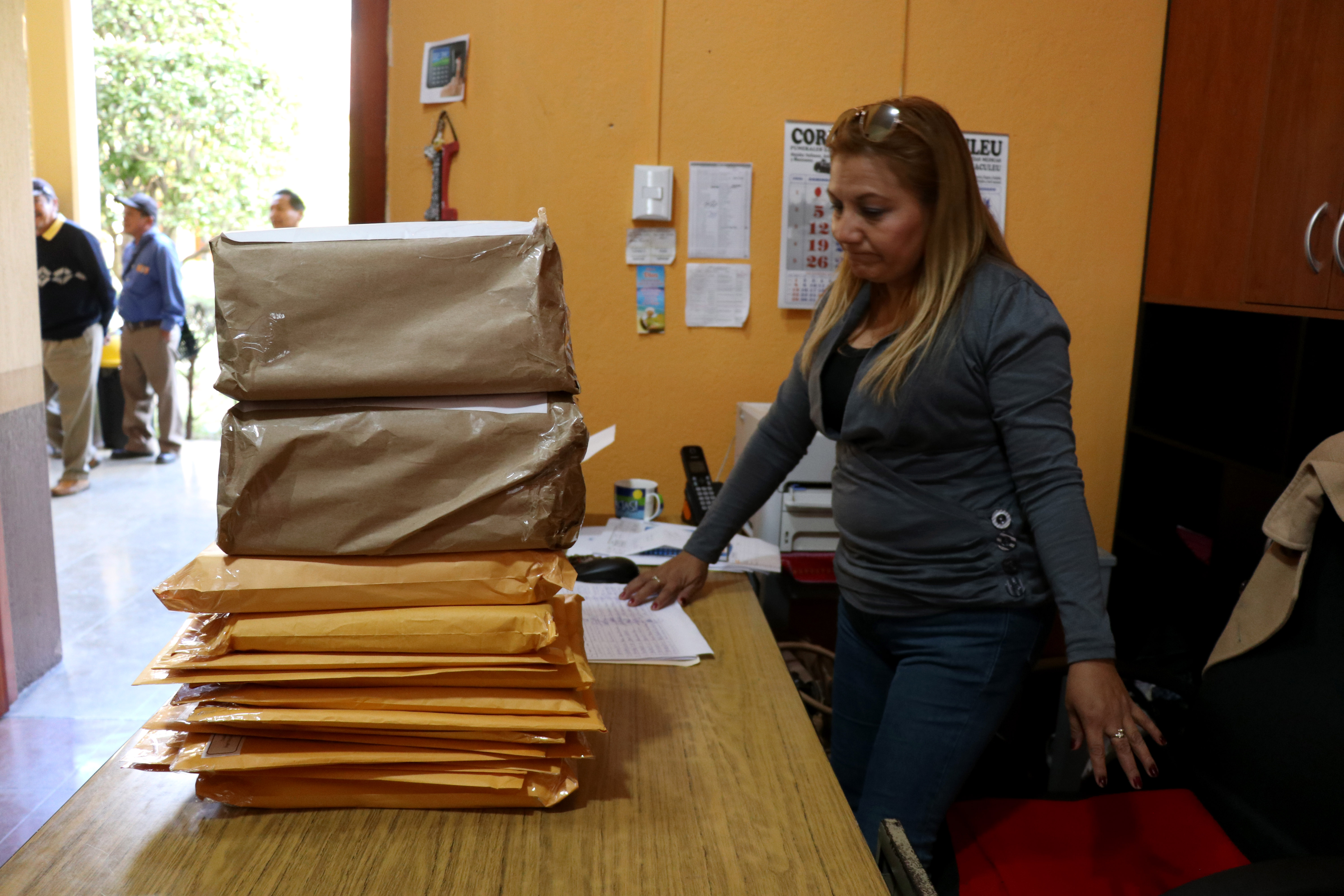 El Consejo Departamental de Desarrollo de Huehuetenango se recibieron 24 expedientes de aspirantes a gobernador departamental. (Foto Prensa Libre: Mike Castillo)