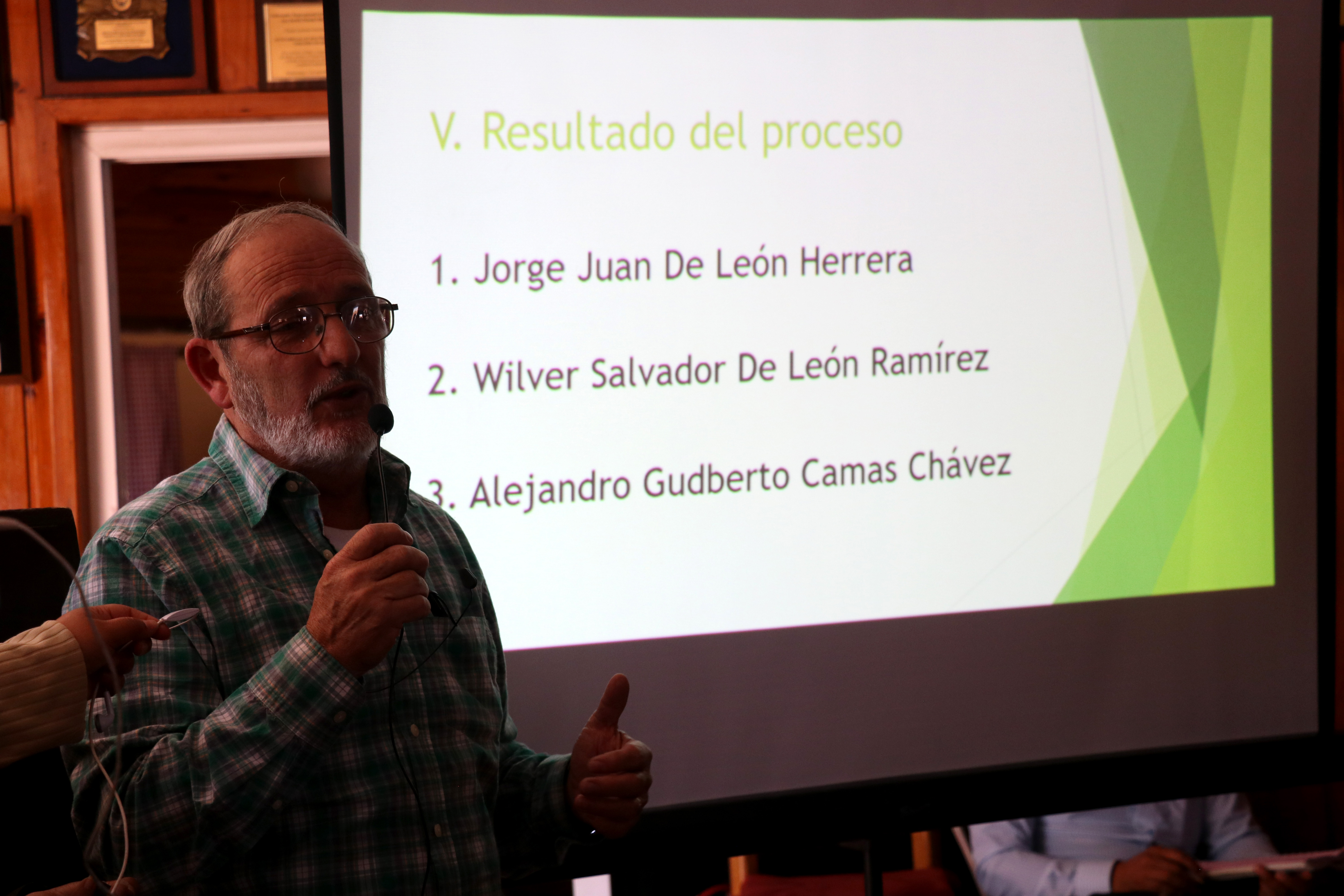 Víctor Calderón, representante de las universidades en el pleno del Codede, presenta la terna para gobernador de Huehuetenango. (Foto Prensa Libre: Mike Castillo)