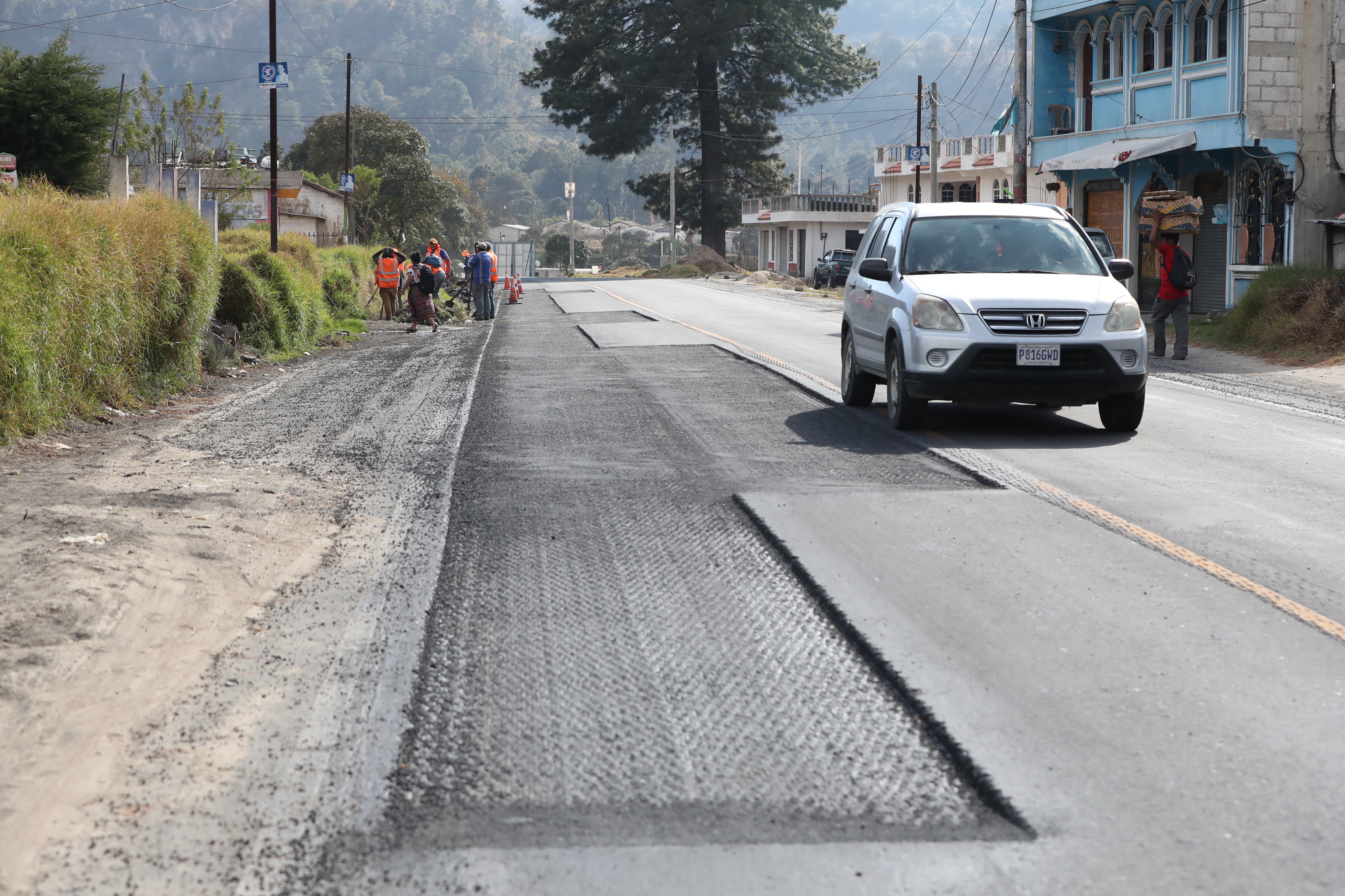 Un año después de la reparación de la carretera que comunica Cuatro Caminos con Totonicapán, la vía nuevamente es reparada por grietas en el asfalto. (Foto Prensa Libre: Mynor Toc)  