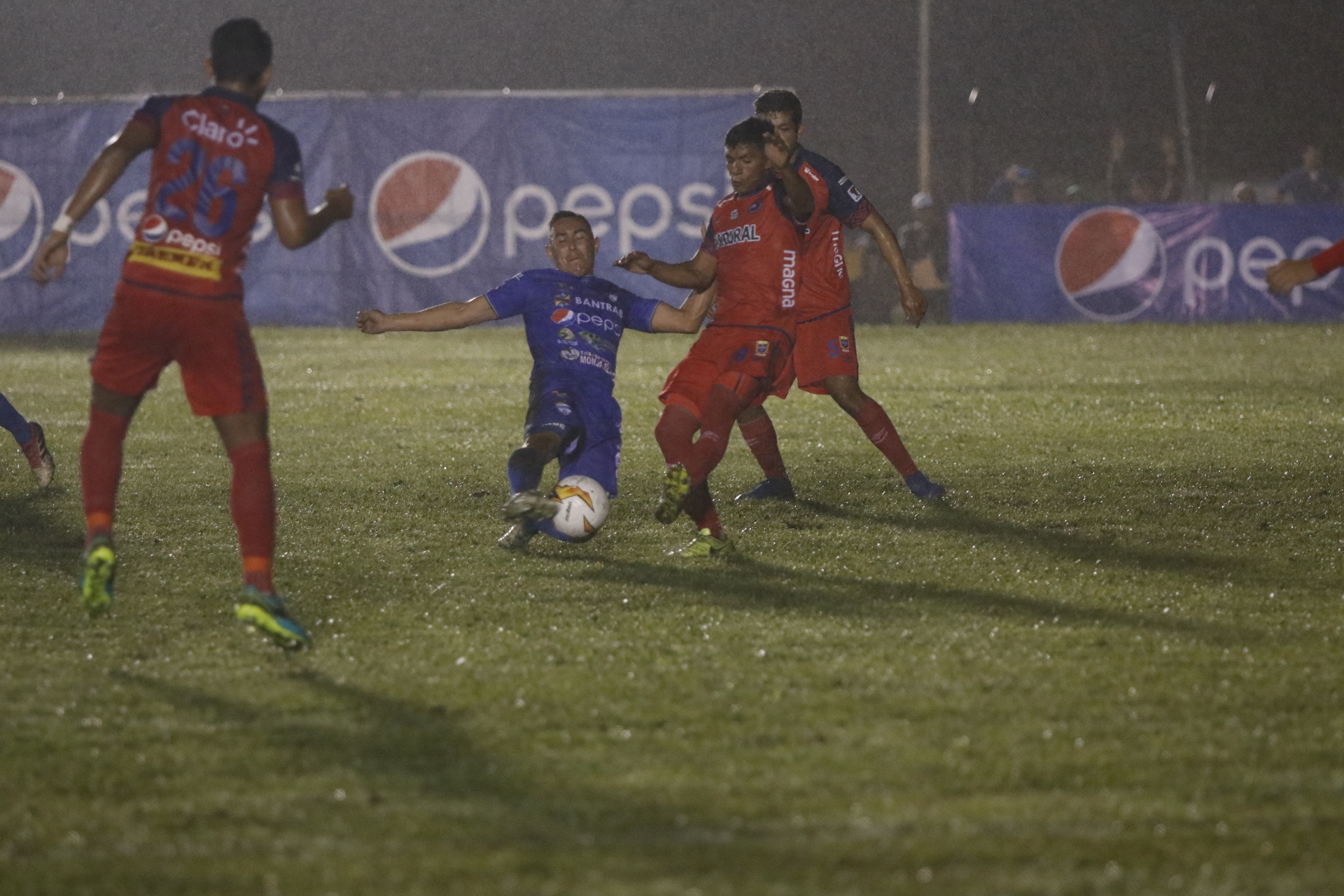 El juego entre cobaneros y rojos fue bastante enredado. (Foto Prensa Libre: José Sierra)