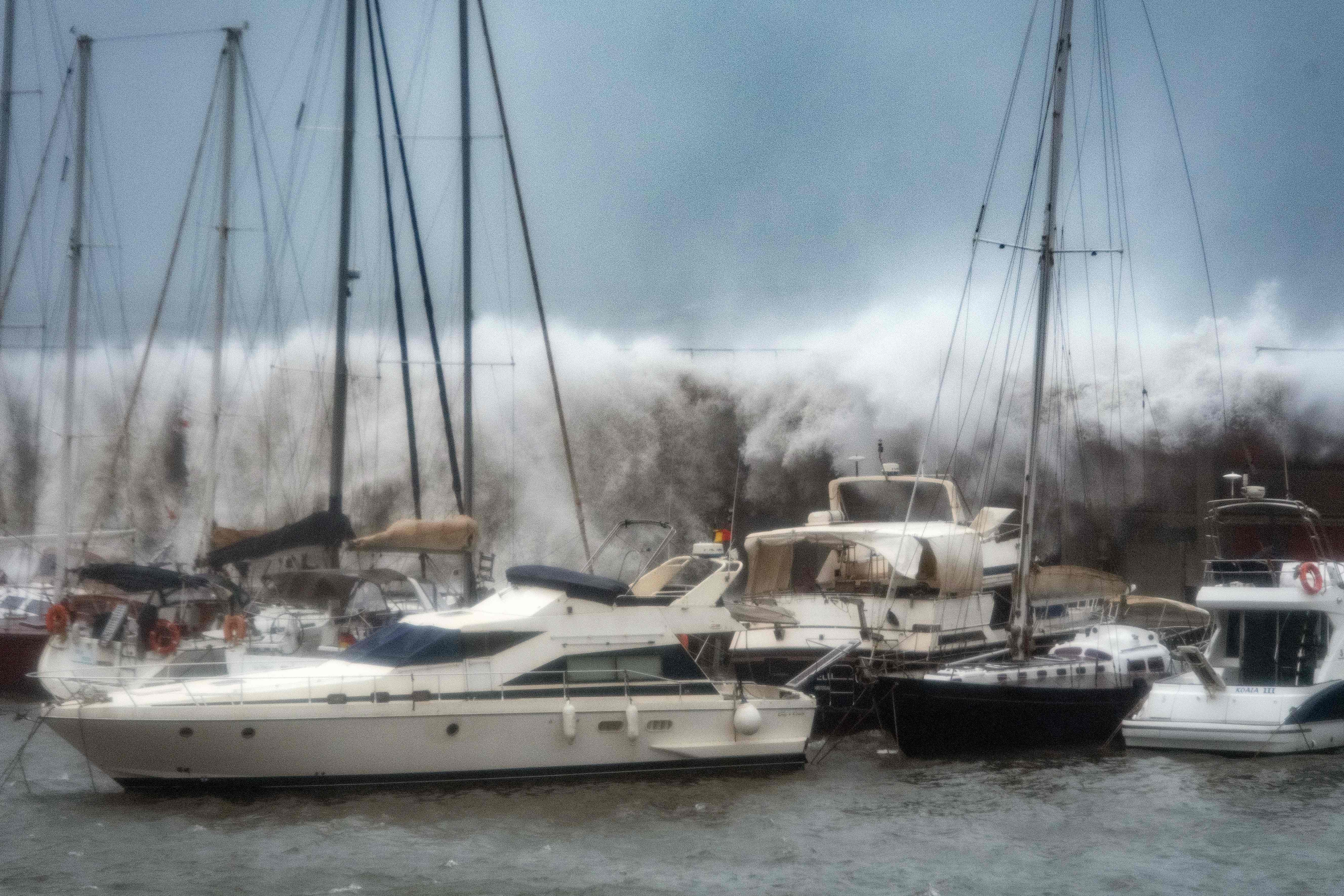 Olas gigantes arrastran todo a su paso en el Port Olympic, de Barcelona. (Foto Prensa Libre: AFP)