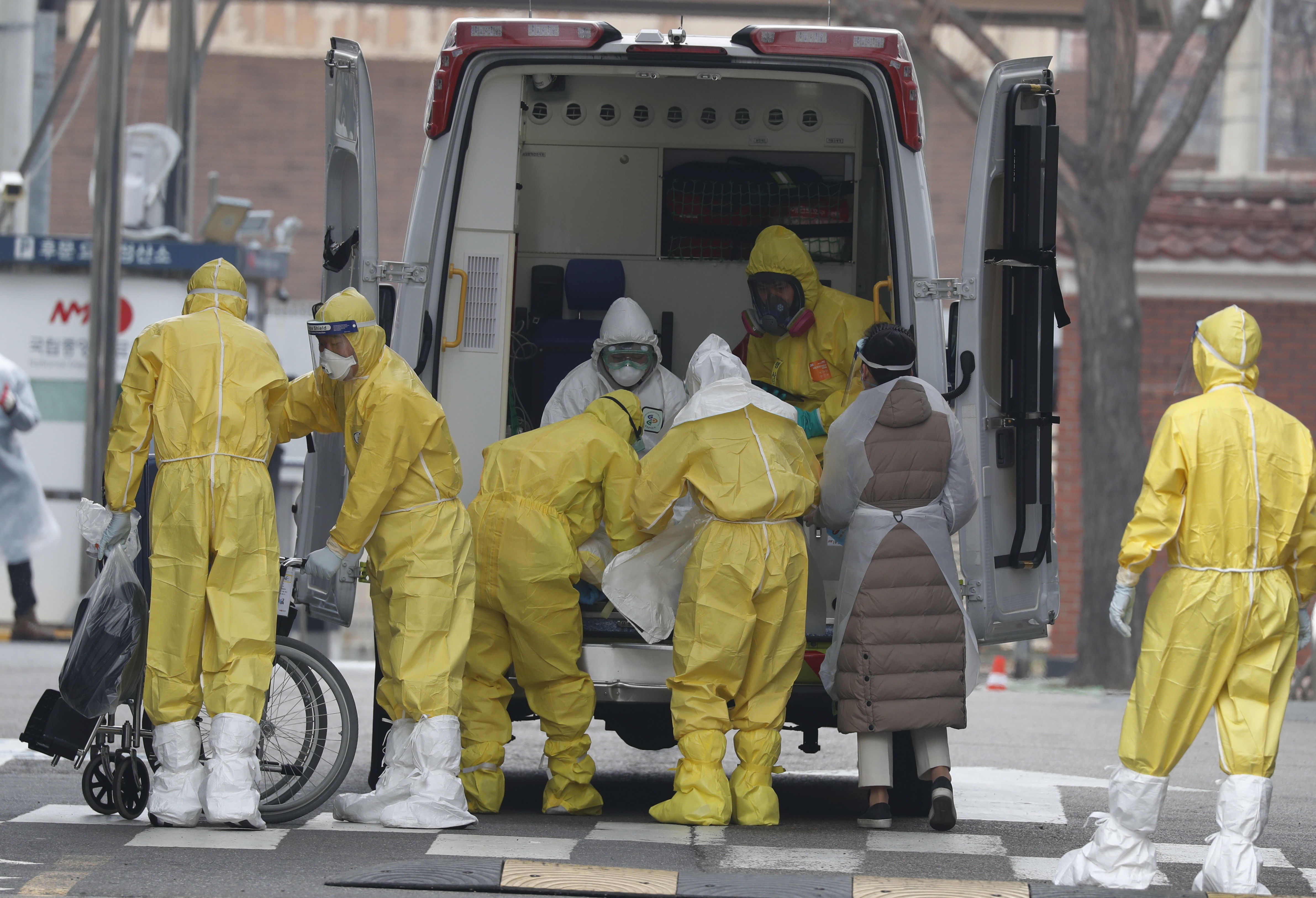 Una persona sospechosa de portar coronavirus es evacuada en Corea del Sur. (Foto Prensa Libre: EFE)