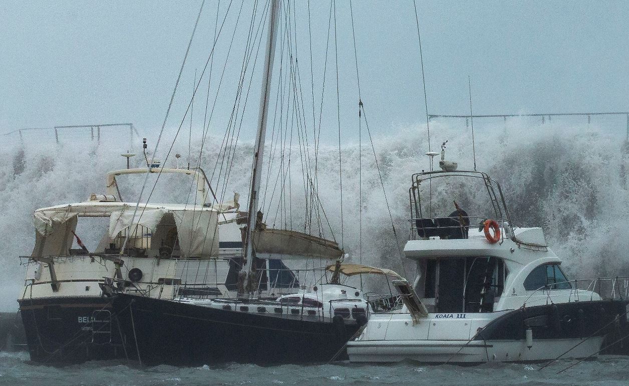 Grandes olas azotan el Puerto Olímpico de Barcelona hundiendo uno de los barcos atracados. (Foto Prensa Libre: EFE)