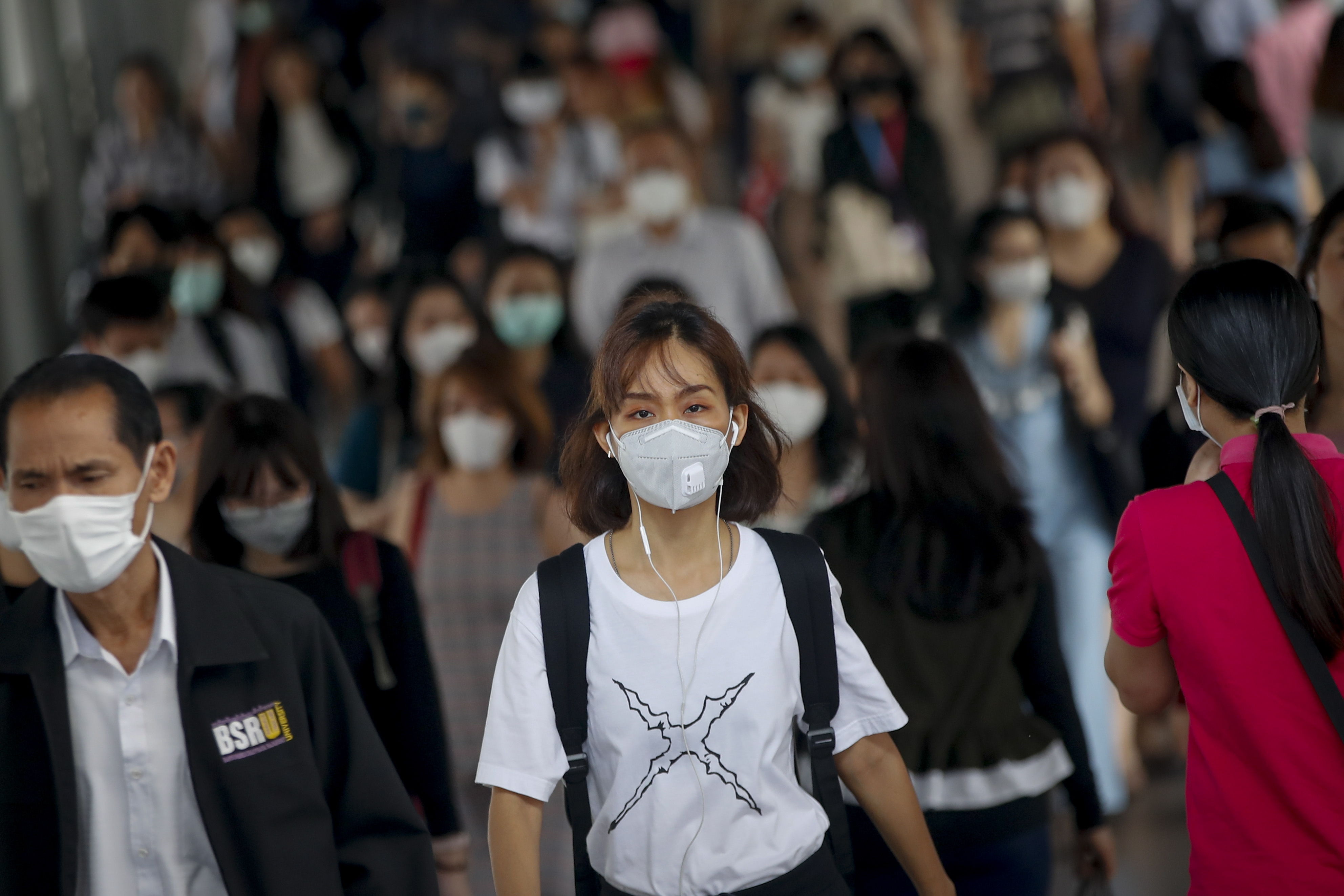 Peatones usan mascarillas en una estación de tren en Bangkok. (Foto Prensa Libre: AFP)