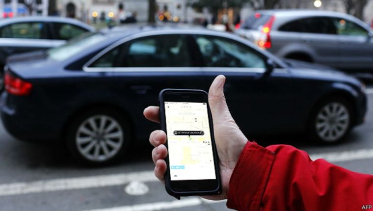 Uber desactivó cuentas de casos de viajes en efectivo donde el usuario no pagó la totalidad de la tarifa. (Foto Prensa Libre: AFP)