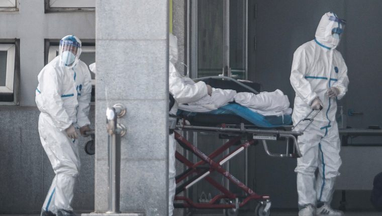 Medical staff members carry a patient into the Jinyintan hospital, where patients infected by a mysterious SARS-like virus are being treated, in Wuhan in China's central Hubei province on January 18, 2020. - The true scale of the outbreak of a mysterious SARS-like virus in China is likely far bigger than officially reported, scientists have warned, as countries ramp up measures to prevent the disease from spreading. (Photo by STR / AFP) / China OUT