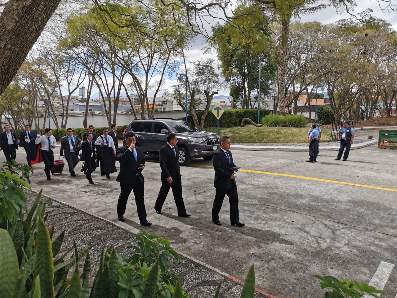 Las comitivas internacionales aprovecharon a llegar más tarde de lo habitual al ver que la sesión en el Congreso continuaba. (Foto Prensa Libre: María René Gaytán)