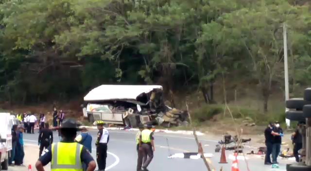 El accidente se produjo en el kilómetro 172.5 de la ruta al Atlántico en jurisdicción de Gualán, Zacapa. (Foto Prensa Libre: Cortesía Provial)