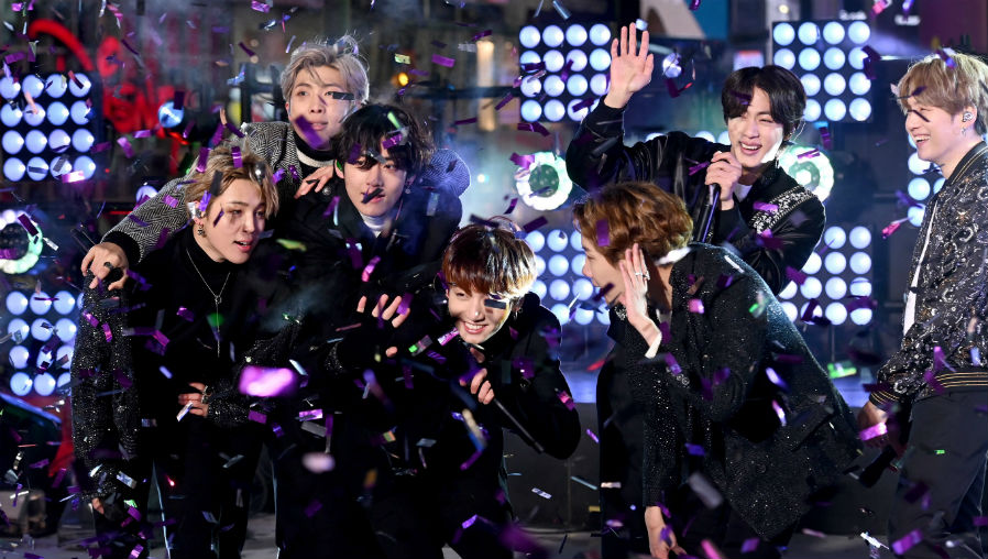 BTS actuó en el Times Square en la ciudad de Nueva York durante el certamen con el que le dieron la bienvenida al 2020. (Foto Prensa Libre: AFP)