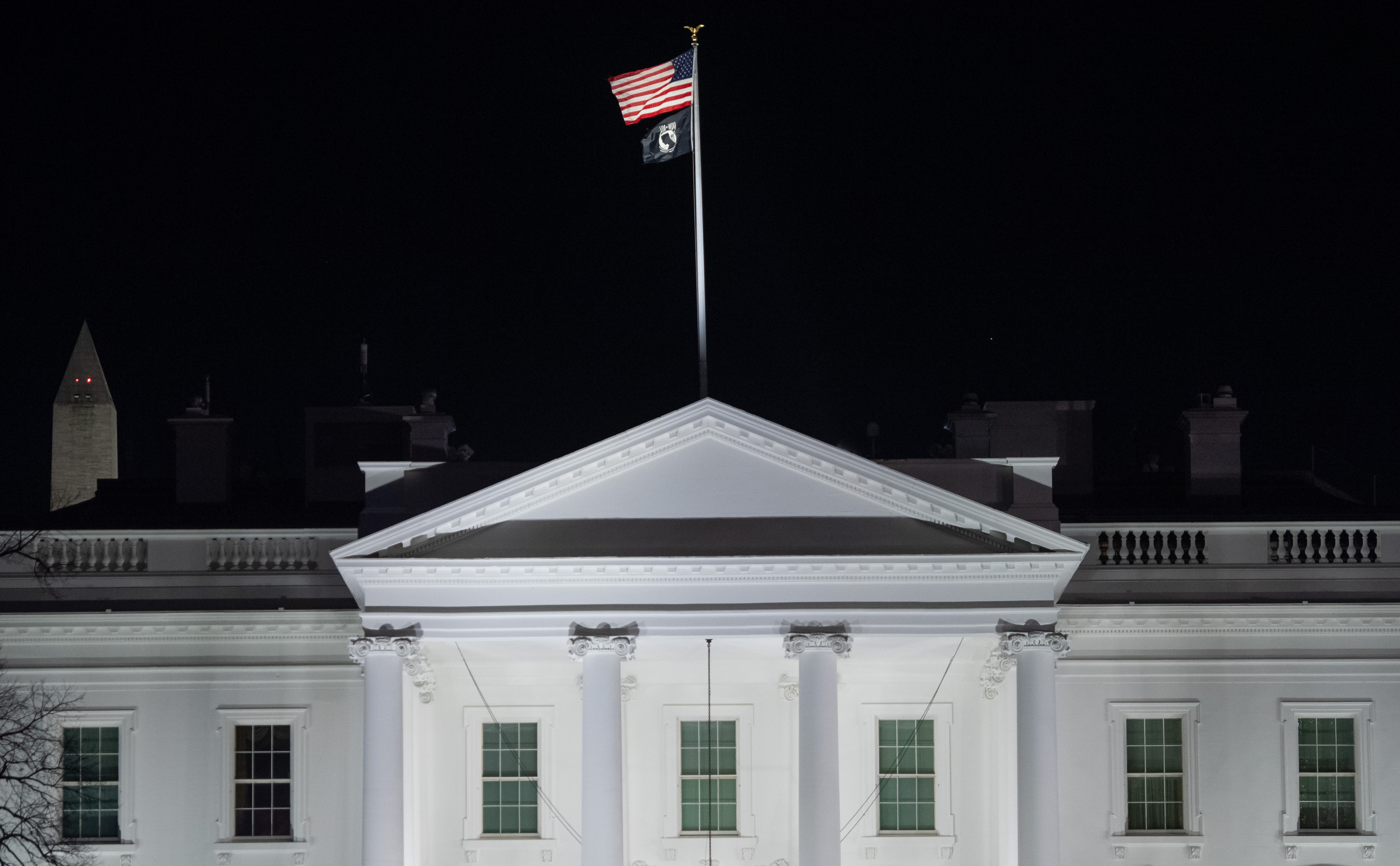 Organismo acusa a La Casa Blanca de vulnerar la ley al congelar fondos para Ucrania. (Foto Prensa Libre: AFP)