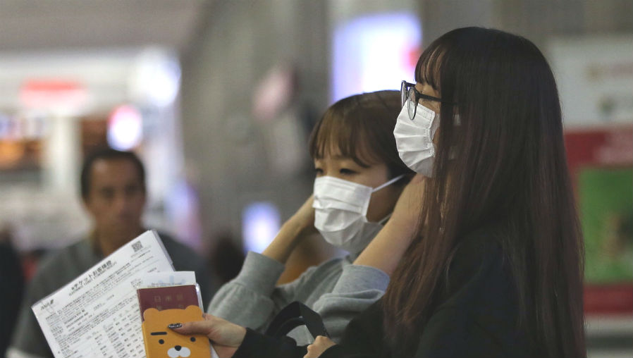 Las personas usan mascarilla en el Aeropuerto Internacional de Ciudad de México. (Foto Prensa Libre: EFE)