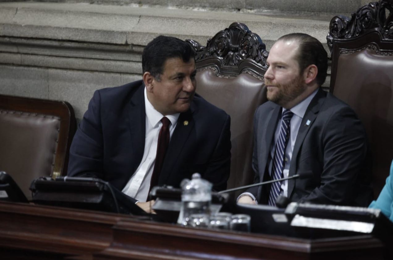 El presidente del Congreso Álvaro Arzú Escobar junto al diputado Estuardo Galdámez. (Foto Prensa Libre: Noé Medina)