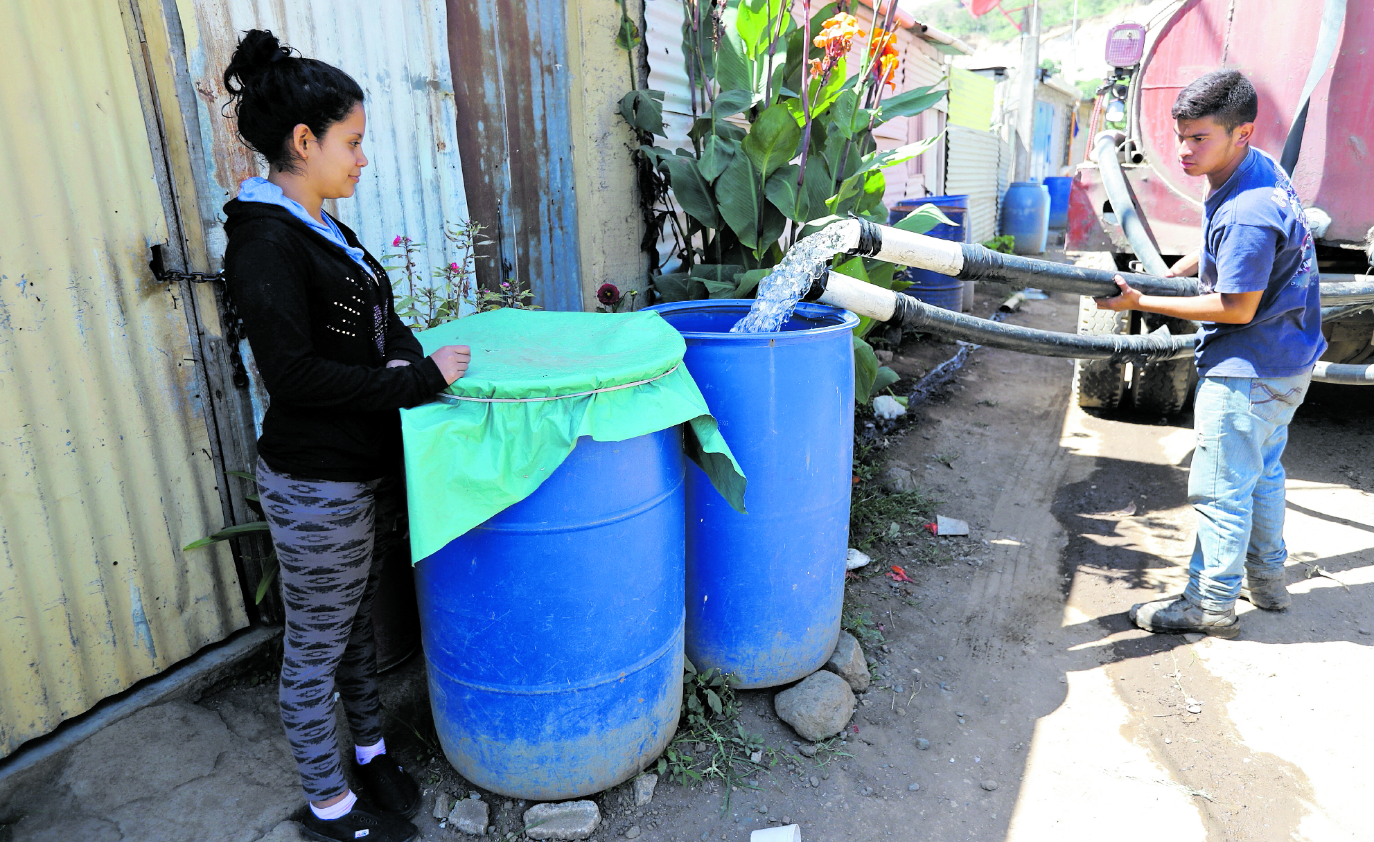 La falta de servicio de agua entubada es una de las principales demandas de los vecinos de la metrópoli y la provincia.(Foto Prensa Libre: Hemeroteca PL)