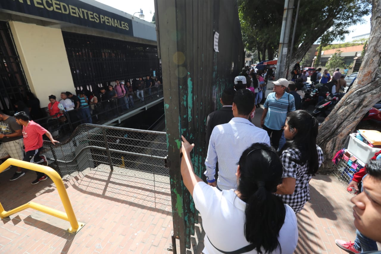 Decenas de usuarios hacen fila en la sede del OJ de la zona 9 para solicitar carencia de antecedentes penales. (Foto Prensa Libre: Erick Ávila)