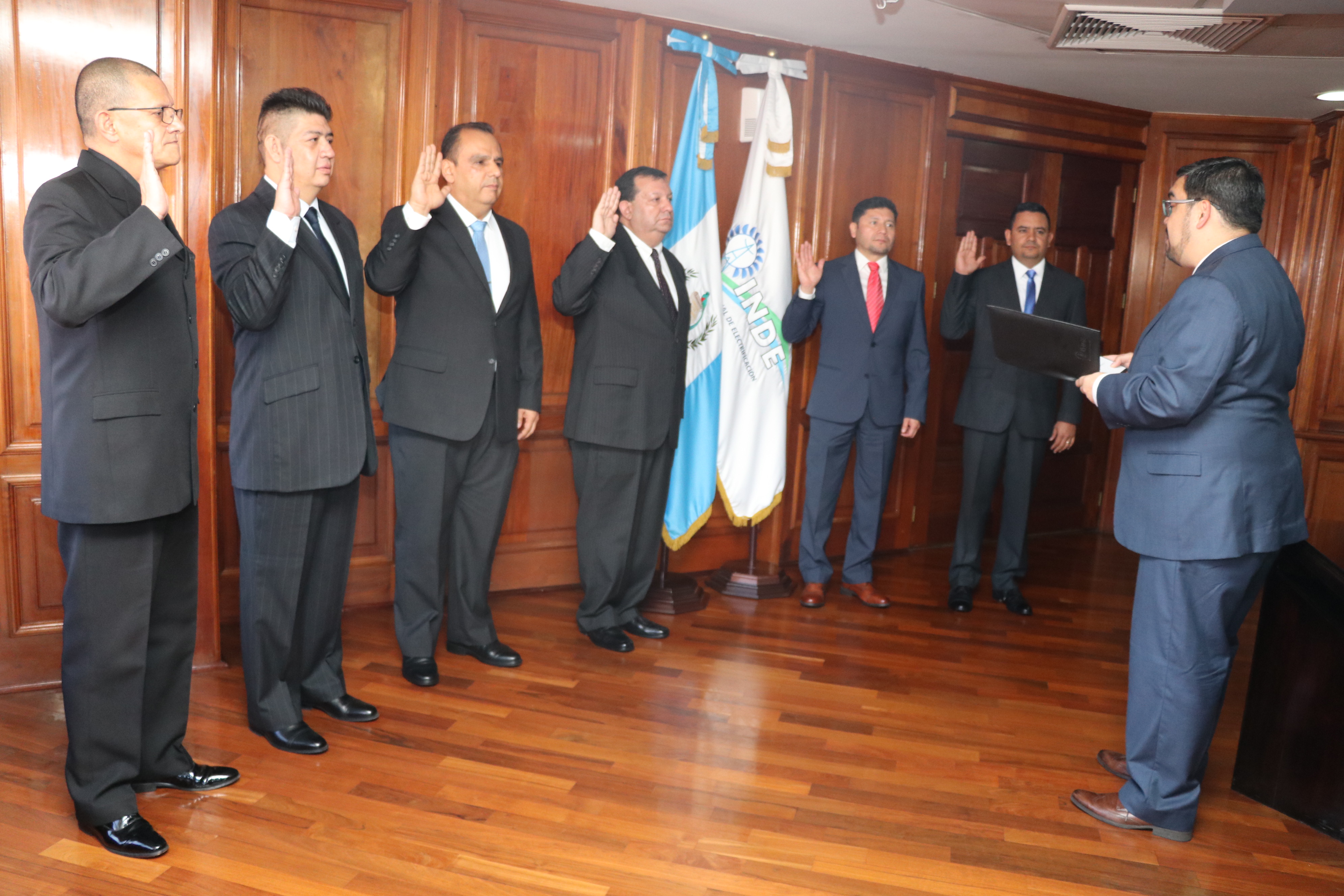 Los nuevos gerentes del Inde fueron juramenados por el presidente del Consejo Directovo Alberto Pimentel. De izquierda a derecha Mario Enrique Campos, René Oswaldo Girón, Roberto Enrique Marticorena, Otto Leonel García Mansilla, Walter Alfonso de León Barreno, Jorge David Figueroa. (Foto, Prensa Libre: Inde)