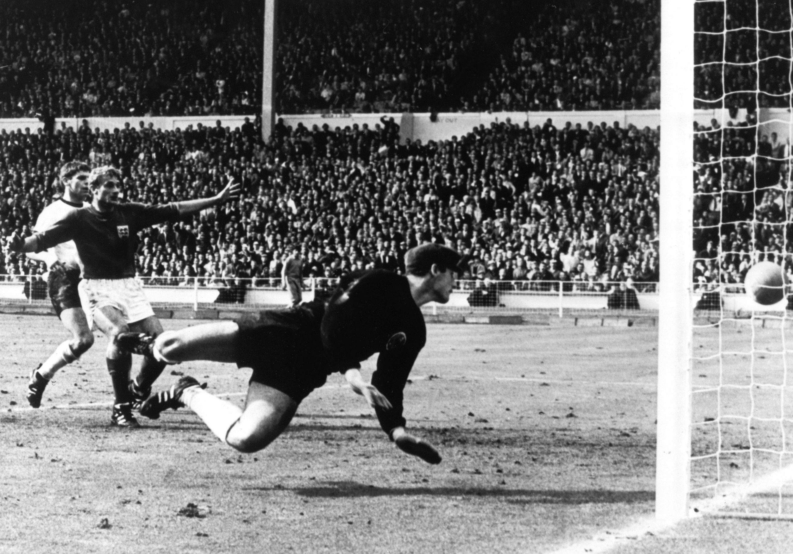 El portero alemán Hans Tilkowski durante la final de la Copa del Mundo de 1966. (Foto Prensa Libre: EFE)