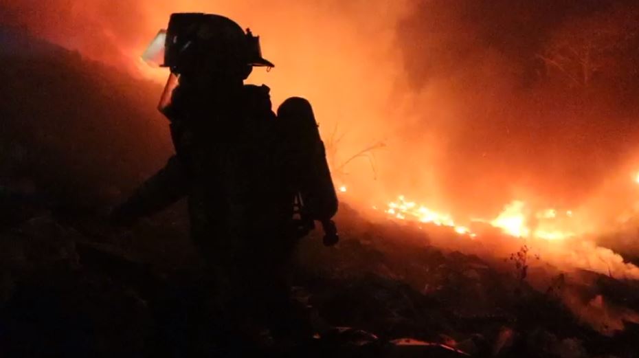 El incendio se registró en carretera a Tierra Nueva 2, Chinautla. (Foto Prensa Libre: Conred)