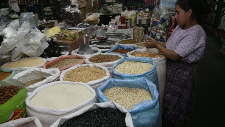 El precio del quintal de frijol se cotizó esta semana en Q540 en el mercado mayorista nunca antes visto en los registros, según el reporte de Diplan. (Foto Prensa Libre: Hemeroteca) 