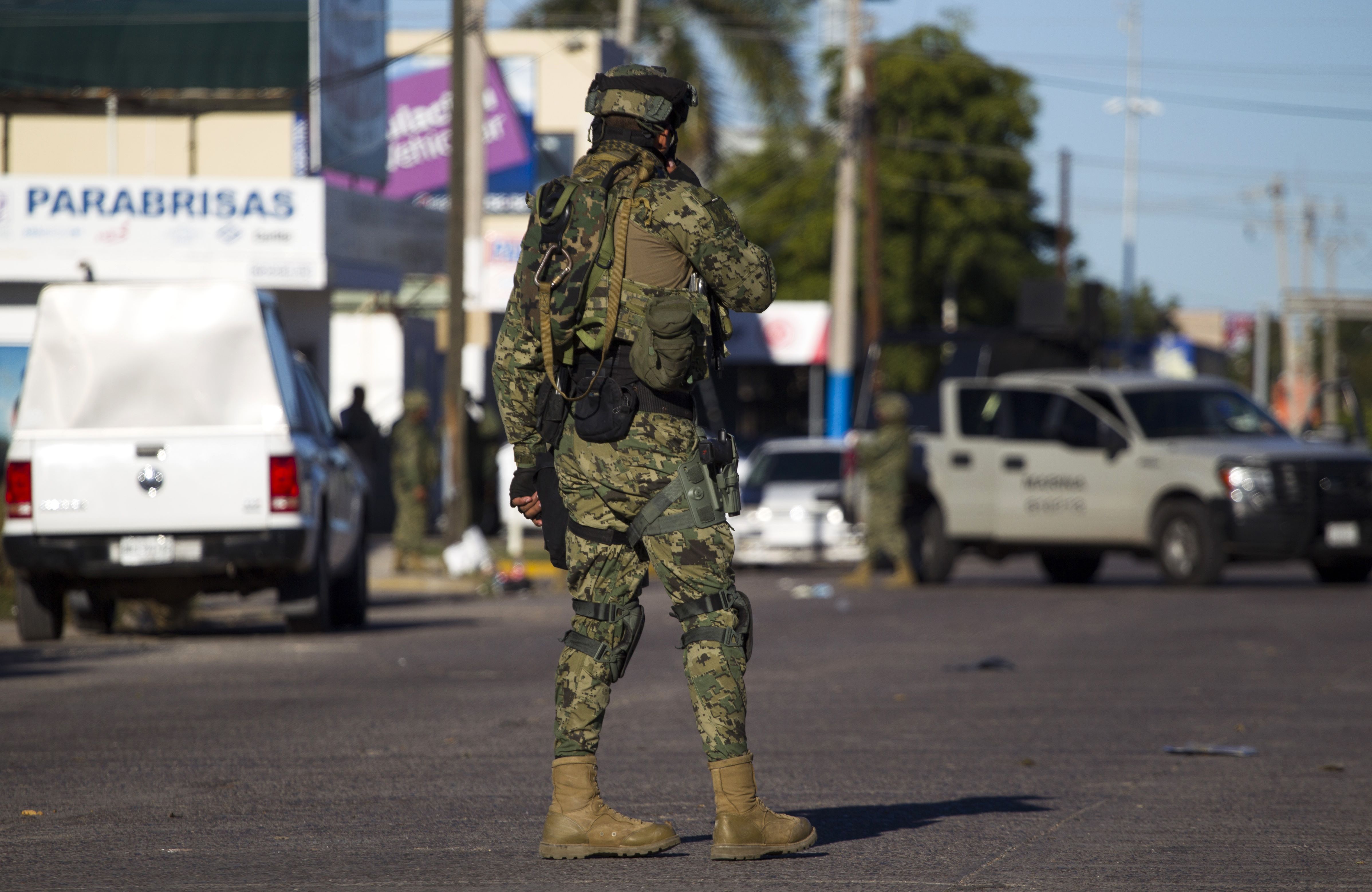 Militares han sido destacados al estado de Guerrero debido a la ola criminal que azota el área.(Foto Prensa Libre: AFP) 