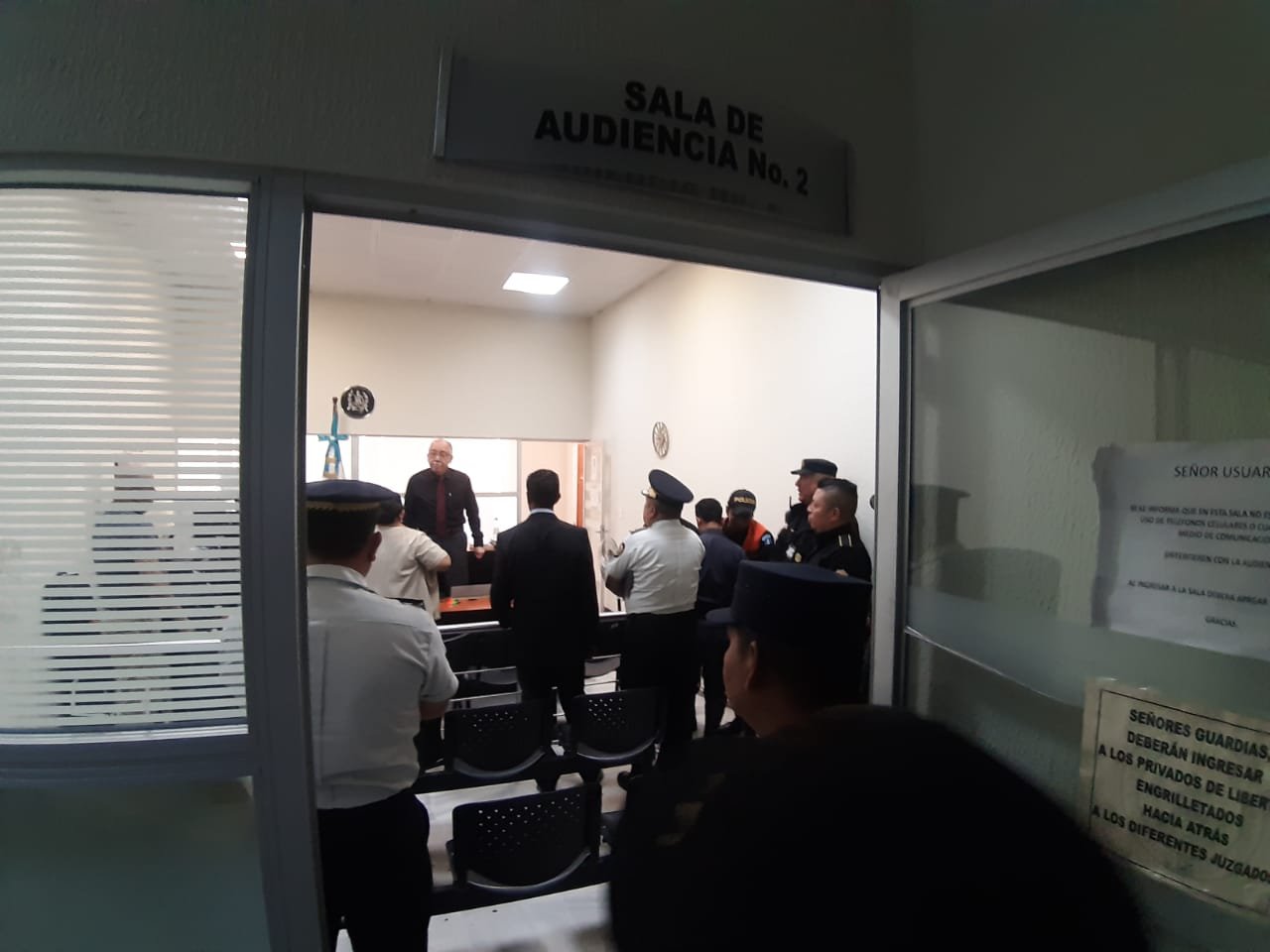 Los agentes de Polimerc que dispararon contra dos sicarios en la zona 6, se presentaron volutariamente a declarar en la Torre de Tribunales. (Foto Prensa Libre: PNC)