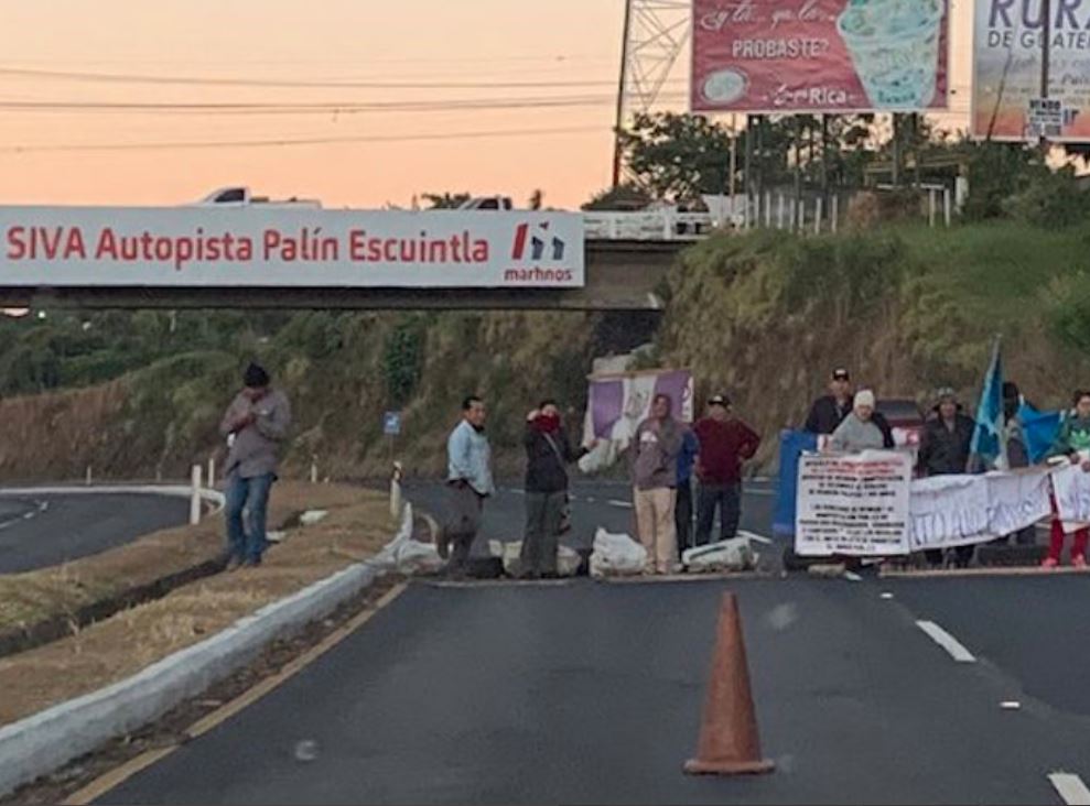 El paso permanece bloqueado por vecinos que piden un retorno en el lugar. (Foto Prensa Libre: Siva)