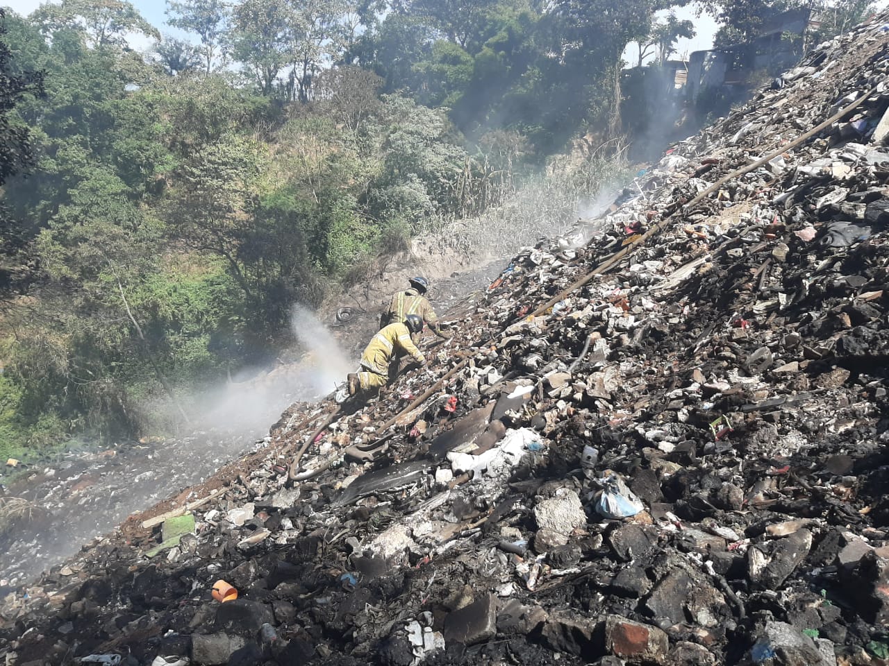 El combate del incendio se produjo en condiciones difíciles para los bomberos. (Foto Prensa Libre: Andrea Domínguez)