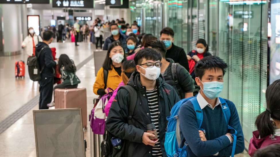 Hasta el viernes, China ya había confirmado casi 12.000 casos de personas infectadas con el coronavirus. (Foto Prensa Libre: Getty Images)