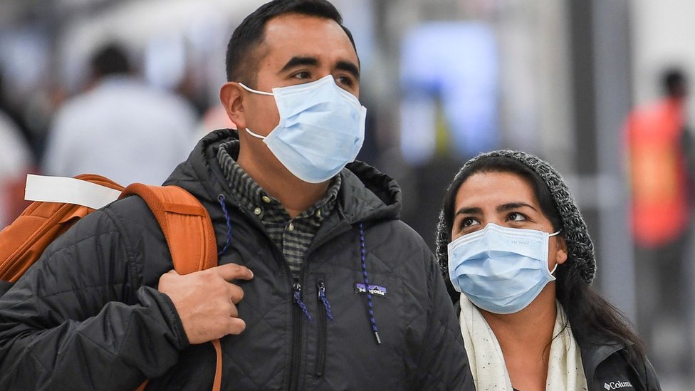 Con mascarillas paseaba esta pareja por el aeropuerto de Ciudad de México. GETTY IMAGES