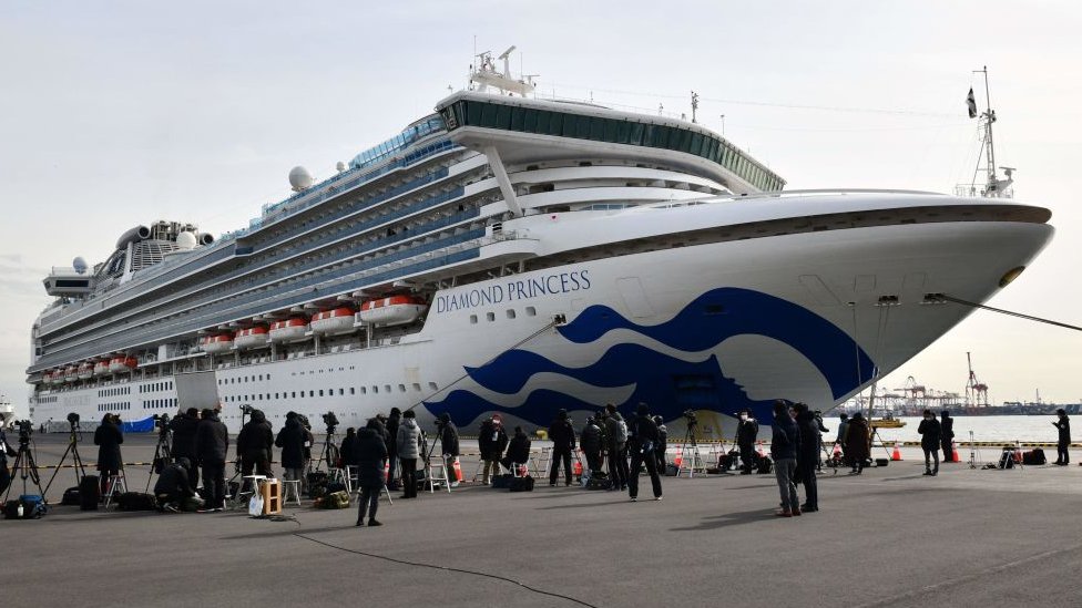 El crucero Diamond Princess está en cuarentena frente a la costa de Japón con 3.500 personas a bordo. (Foto Prensa Libre: Getty Images)