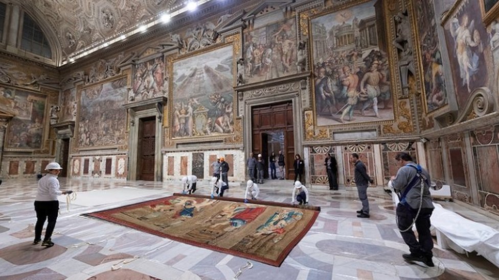 Por primera vez en la historia la Capilla Sixtina del Vaticano muestra en su posición original los diez tapices que diseñó el artista Rafael hace más de 500 años. Foto:Reuters