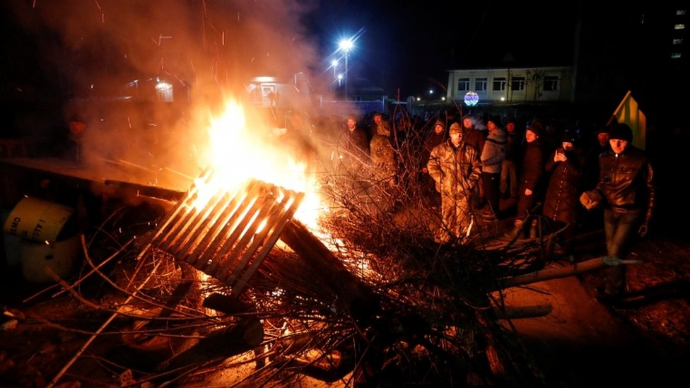 En Ucrania, la llegada de evacuados por el coronavirus causó protestas violentas. (Foto Prensa Libre: Reuters)