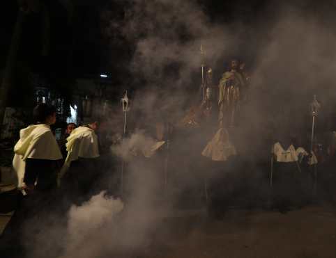 El traslado se realiza la noche del martes de Carnaval para que el primer día de Cuaresma ya estén dentro de la iglesia. Foto Prensa Libre: Óscar Rivas