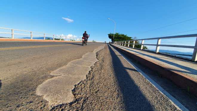 Algunos baches sobre el puente son de gran tamaño y constituyen un peligro para quienes transitan por el lugar. (Foto Prensa Libre: Dony Stewart)