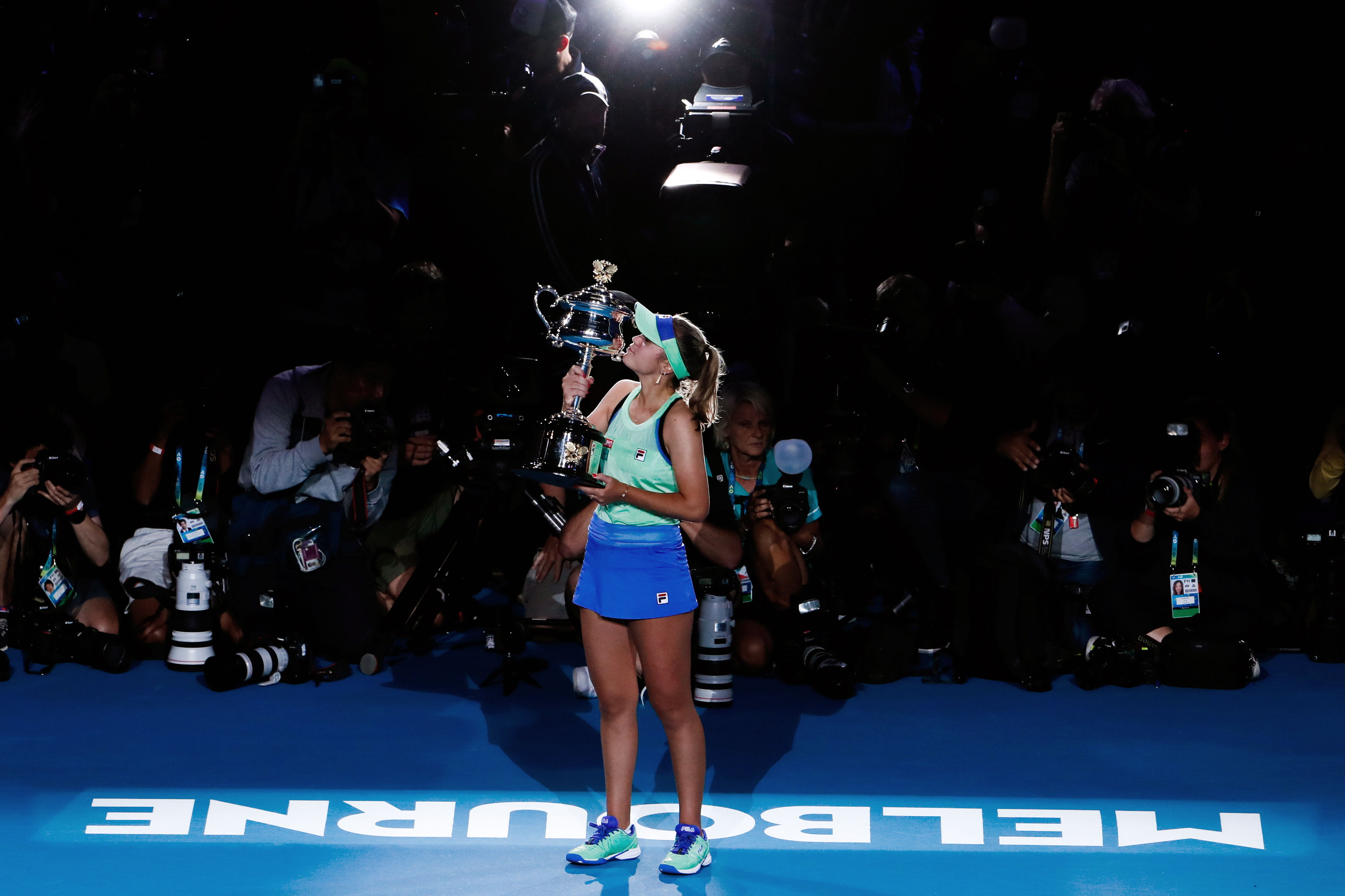 Sofia Kenin, de Estados Unidos, posa con el trofeo de campeona del Abierto de Australia. (Foto Prensa Libre: EFE).