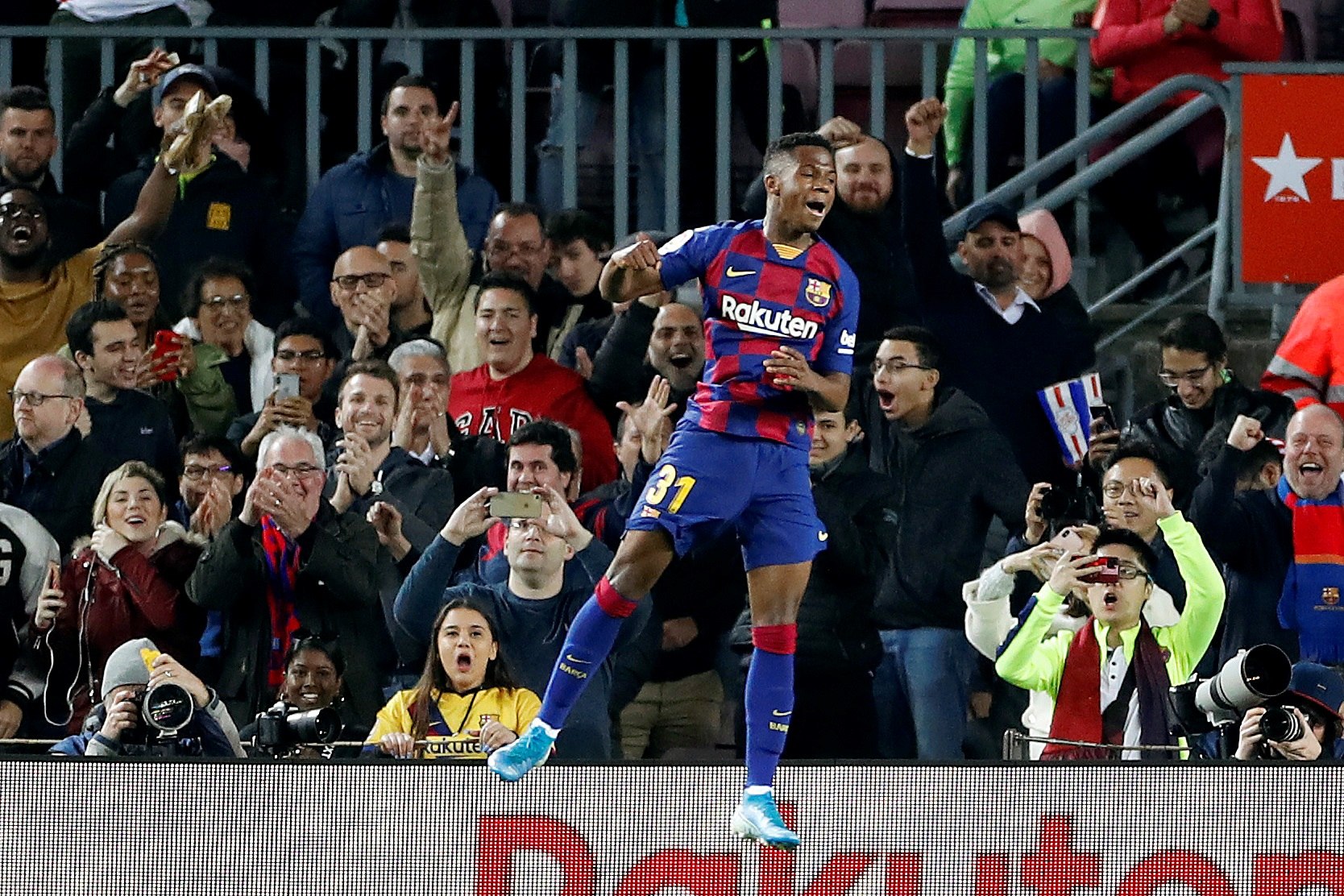 El delantero del FC Barcelona Ansu Fati celebra tras marcar el segundo gol contra el Levante. (Foto Prensa Libre: EFE)