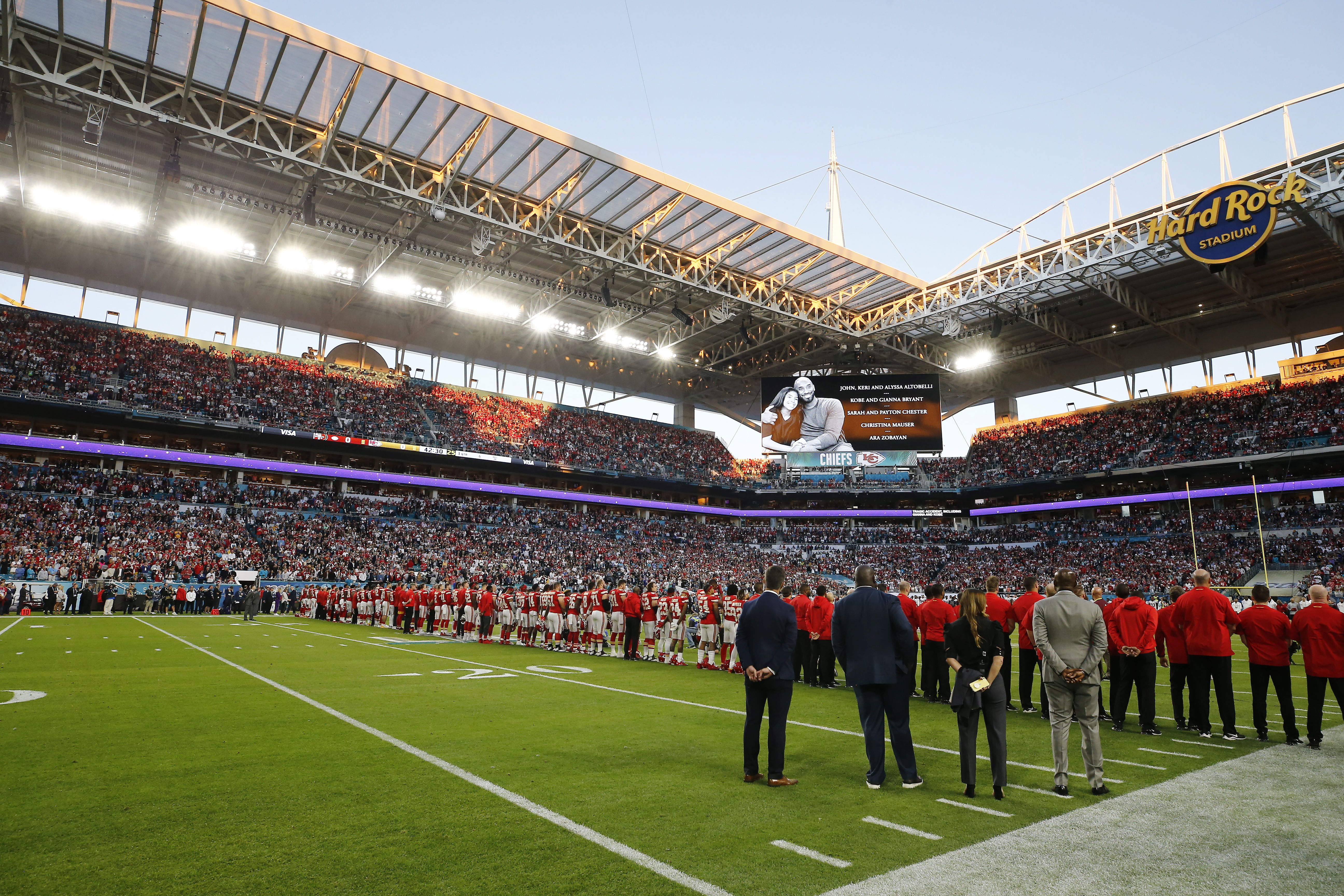 Rinden homenaje a Kobe Bryant antes del inicio del juego del Super Bowl 54. (Foto Prensa Libre: EFE)