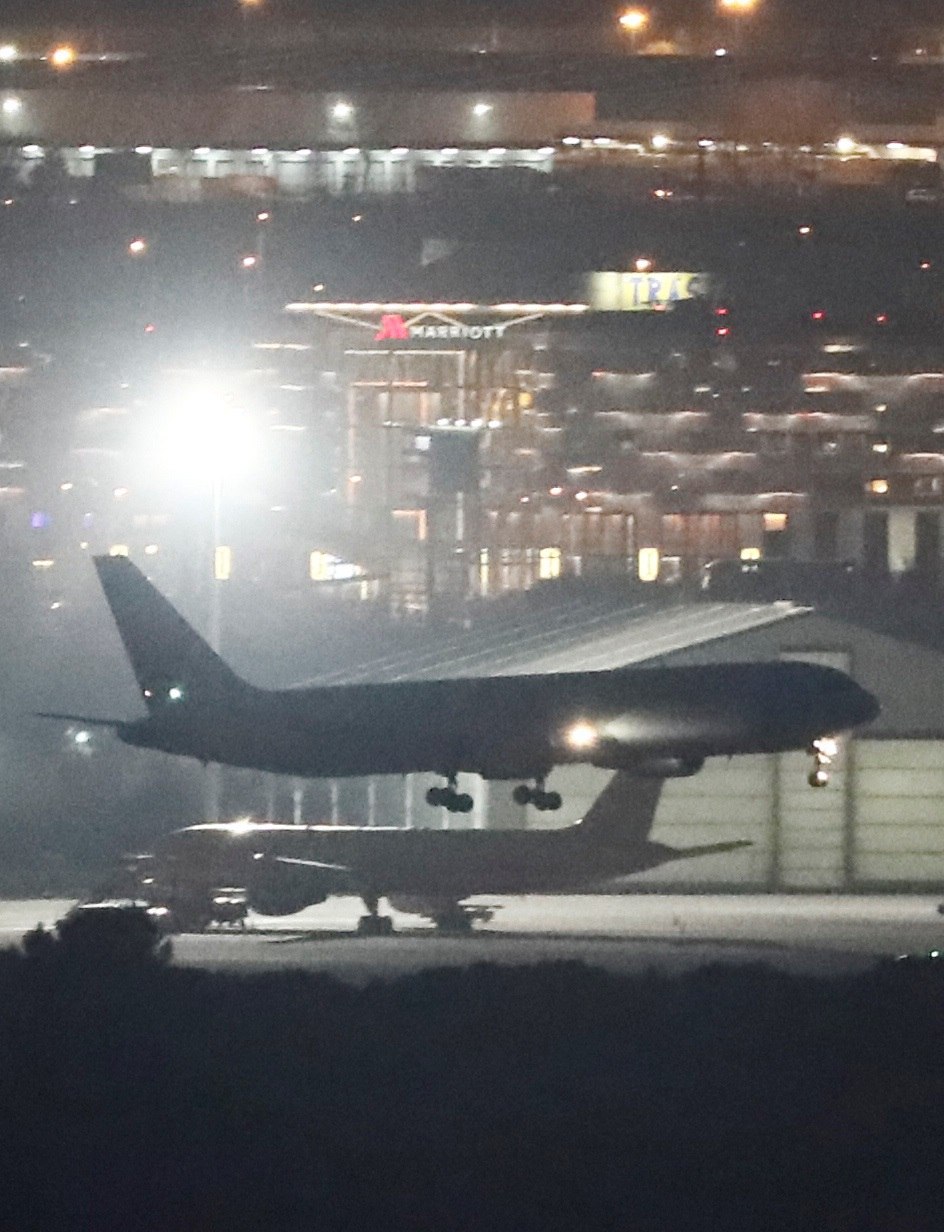 El avión de Air Canadá que debió sobrevolar horas cercano al aeropuerto de Barajas para poder aterrizar sin incidentes. (Foto Prensa Libre: EFE)