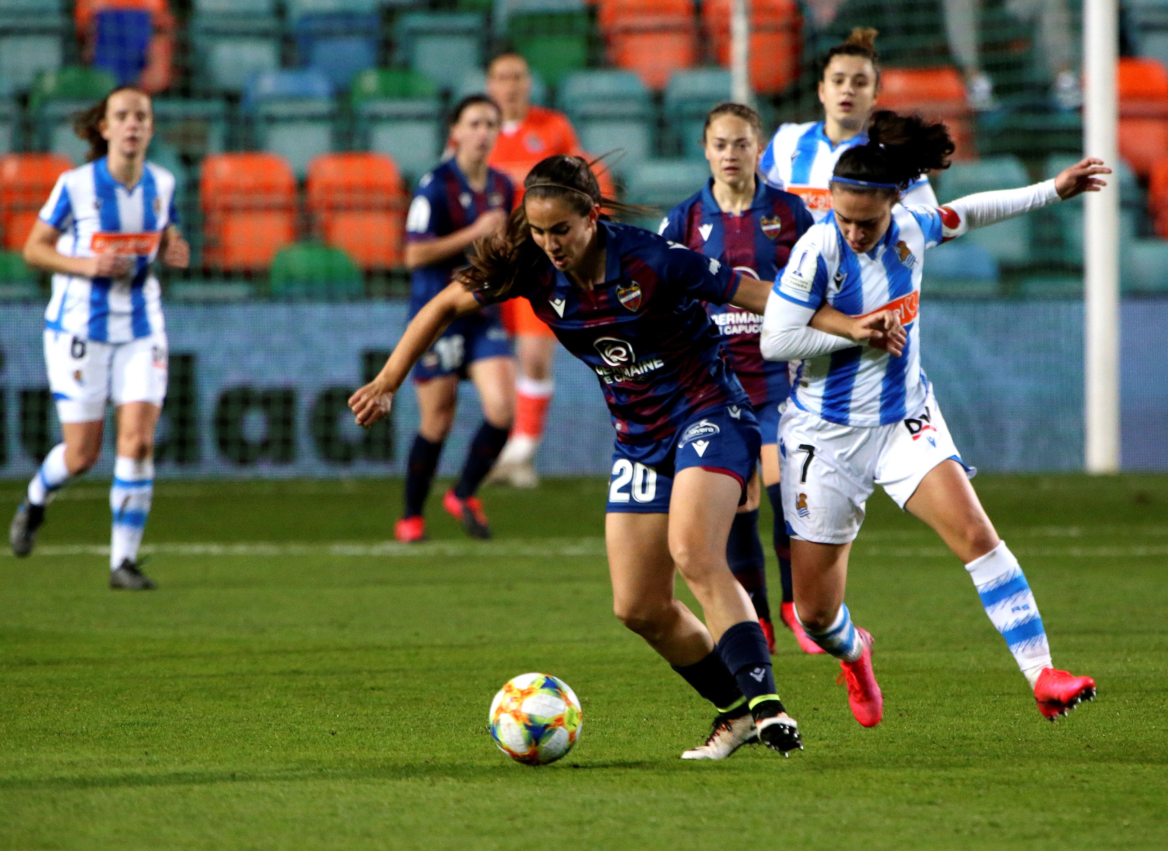 La delantera de la Real Sociedad, Nahikari García (d), disputa un balón con Rocío Gálvez, defensa del Levante. (Foto Prensa Libre. EFE)