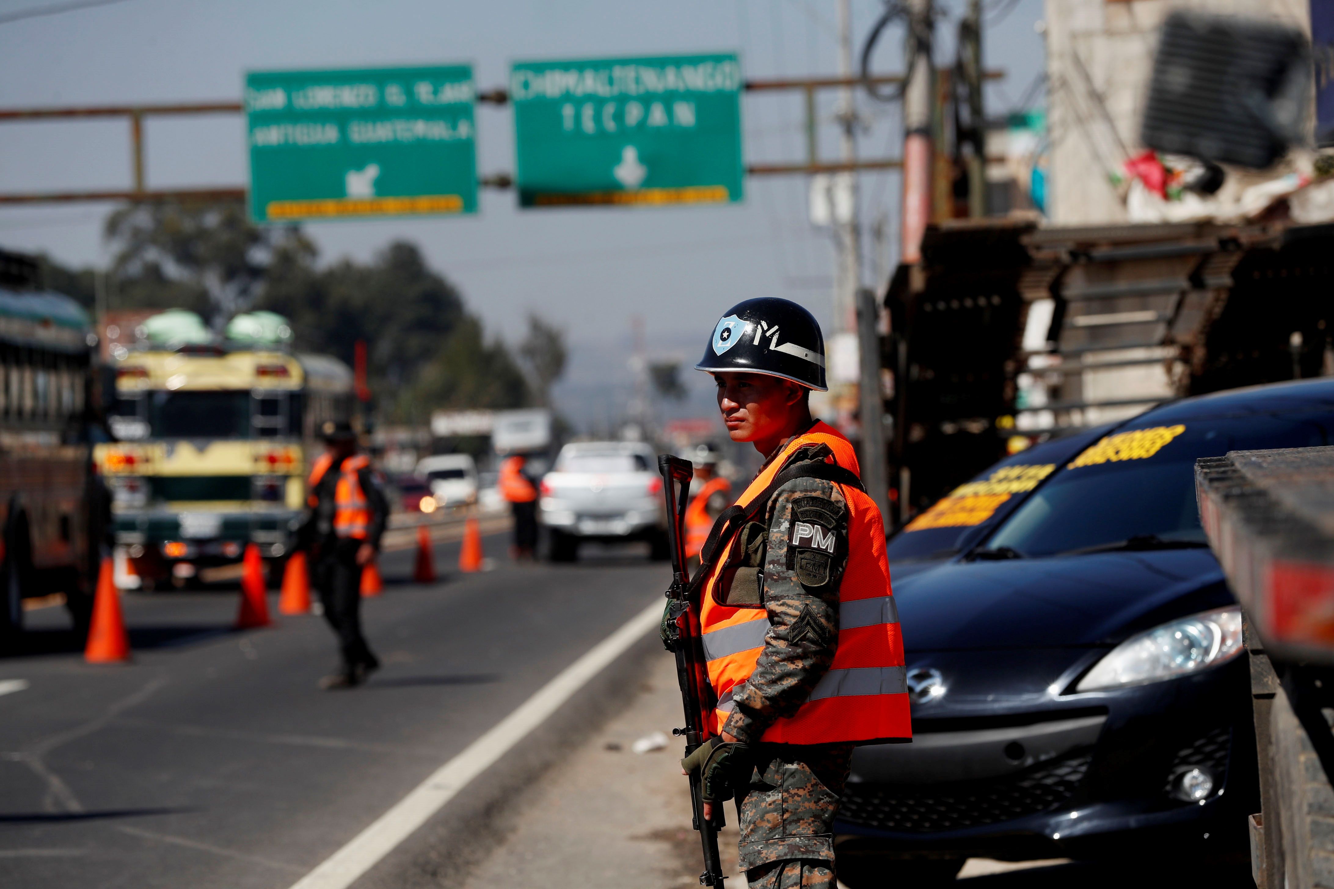 El Ejército adquirió una gran cantidad de pies de cuero para la confección de botas para los soldados por Q3 millones. En la imagen un efctivo militar custodia un área de El Tejar, Chimaltenango (Foto Prensa Libre: EFE). 