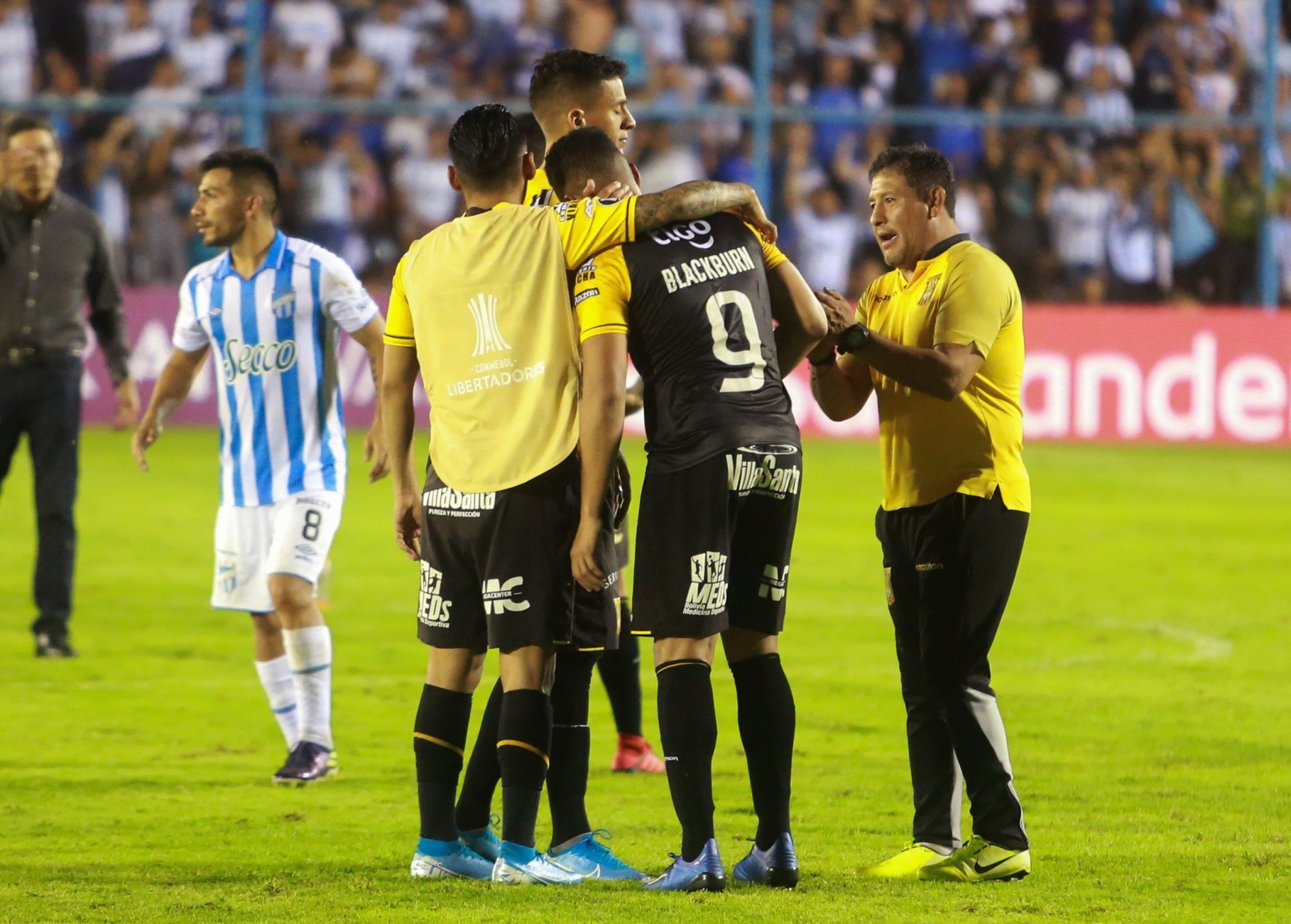 AME1909. TUCUMÁN (ARGENTINA), 12/02/2020.- Rolando Blackburn (c) de The Strongest se lamenta al perder en la definición por penaltis ante Tucumá el miércoles en un partido de la Copa Libertadores. (Foto Prensa Libre. EFE)